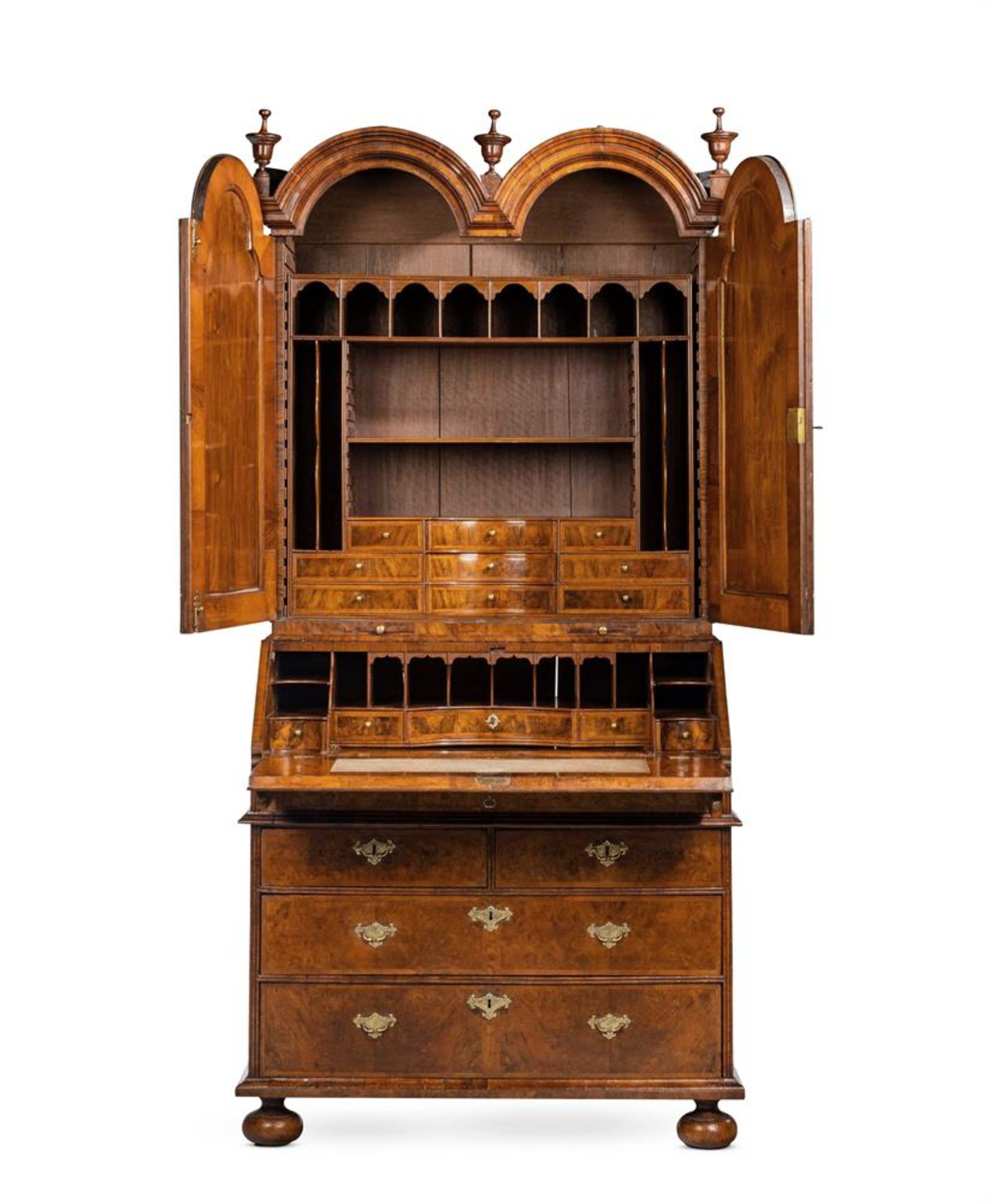 A QUEEN ANNE FIGURED WALNUT AND FEATHER BANDED BUREAU CABINET, CIRCA 1710 - Bild 3 aus 7