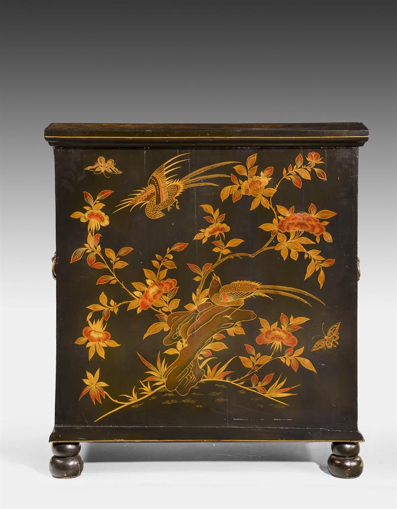 A BLACK LACQUER AND GILT CHINOISERIE DECORATED BUREAU, IN QUEEN ANNE STYLE - Image 5 of 10