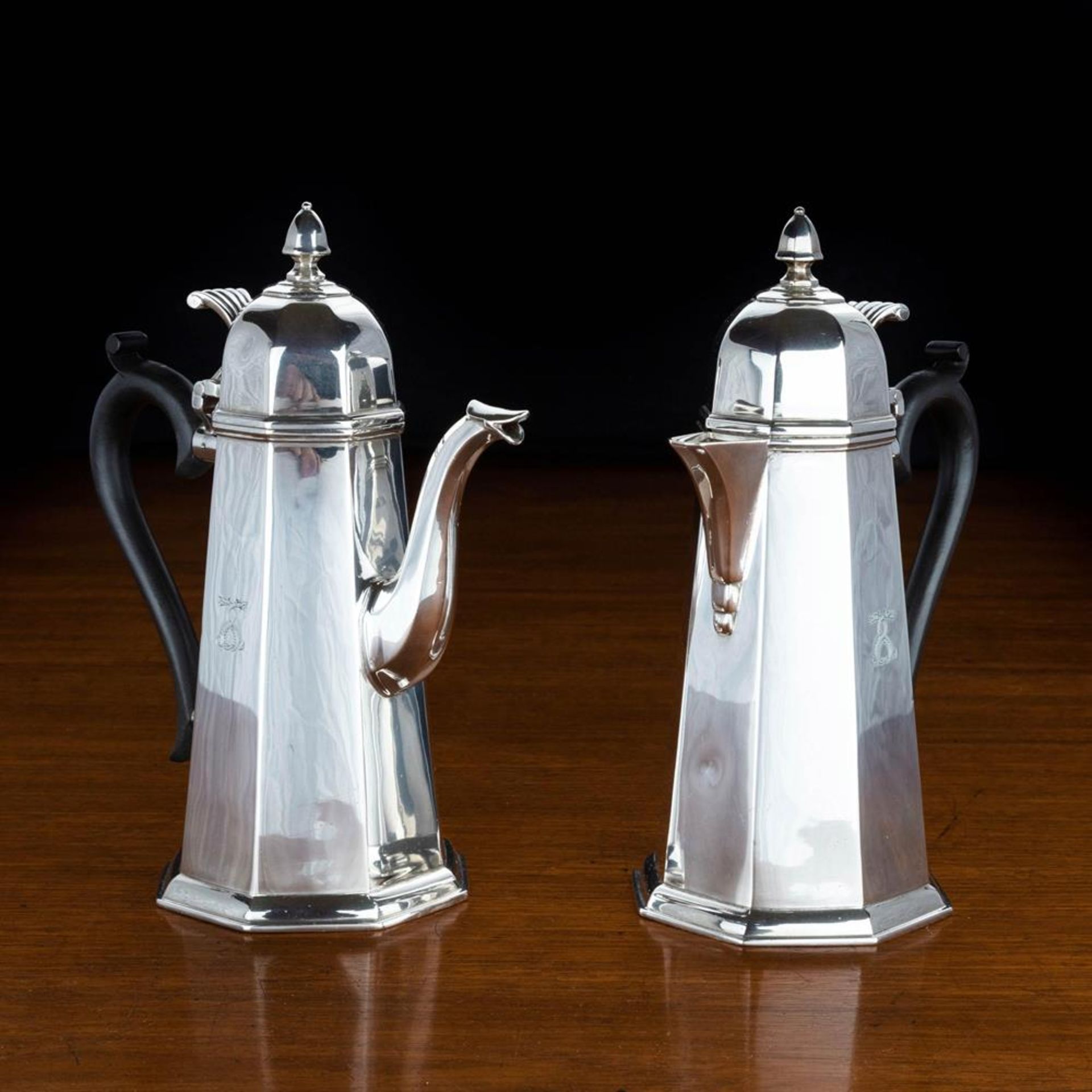 A QUEEN ANNE STYLE SILVER COFFEE POT AND HOT WATER JUGJAY, RICHARD ATTENBOROUGH CO LTD, CHESTER 1924 - Bild 4 aus 12