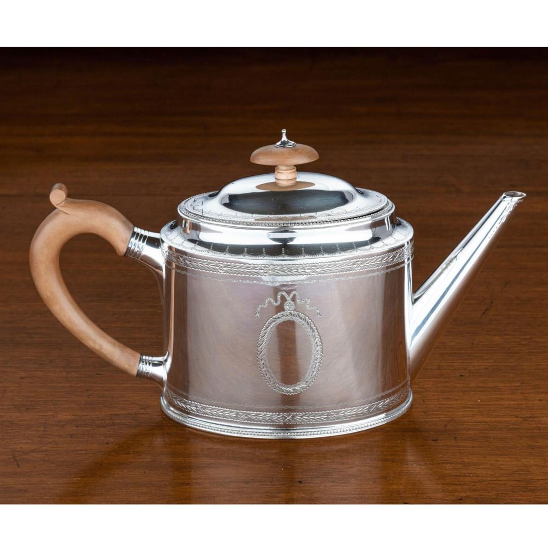 A SILVER TEAPOT OF GEORGE III DESIGN, ASPREY AND CO. LTD., LONDON 1968 - Bild 5 aus 6