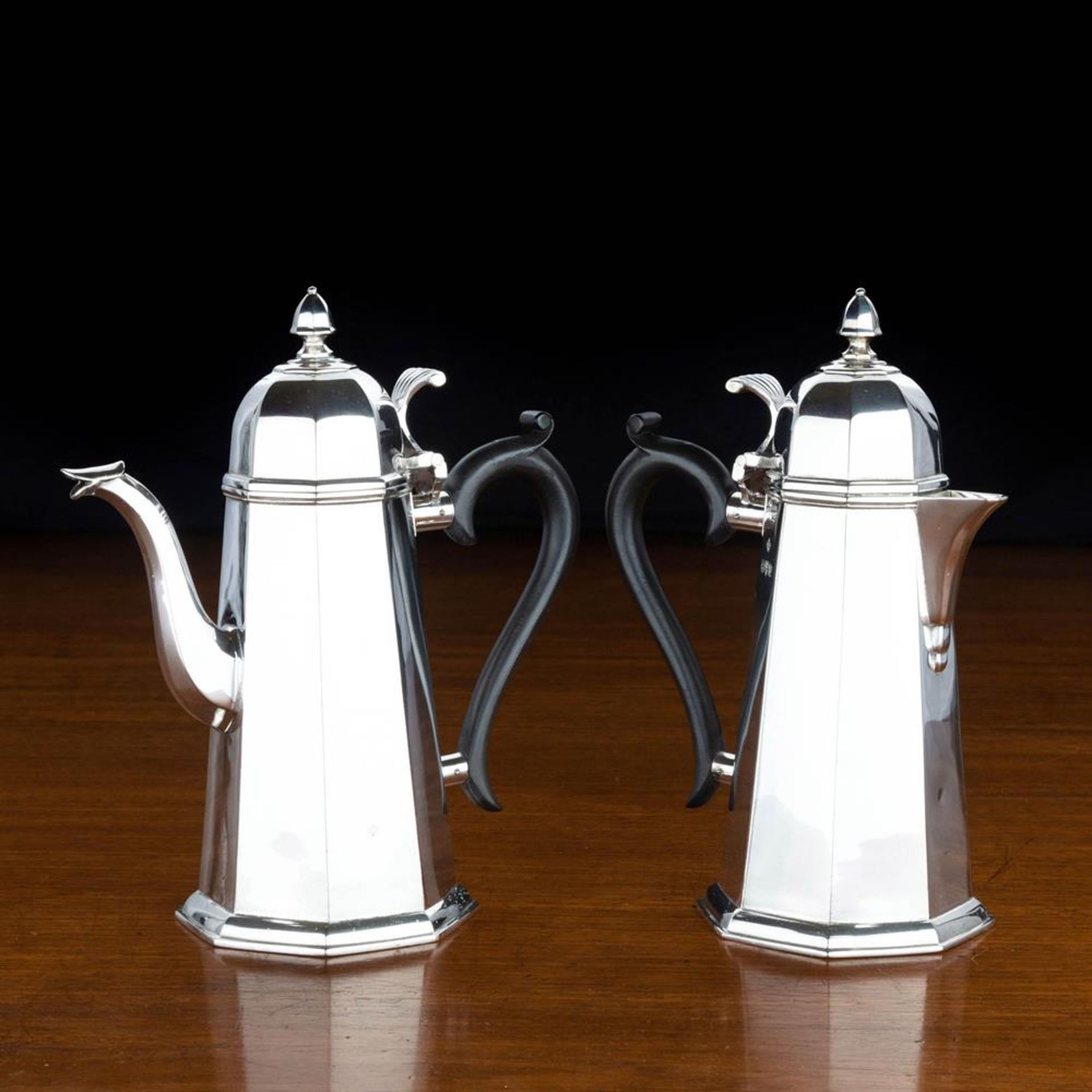 A QUEEN ANNE STYLE SILVER COFFEE POT AND HOT WATER JUGJAY, RICHARD ATTENBOROUGH CO LTD, CHESTER 1924 - Bild 3 aus 12