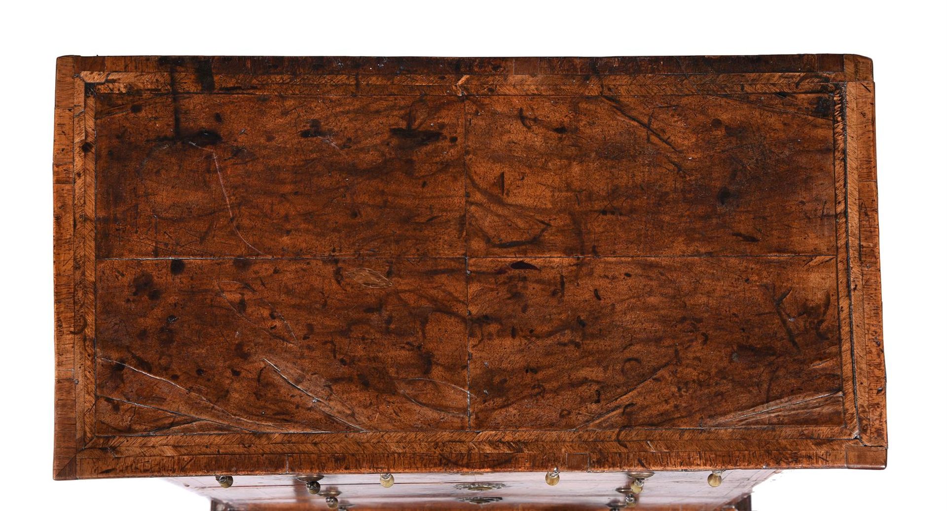 A QUEEN ANNE WALNUT AND FEATHERBANDED CHEST OF DRAWERS, CIRCA 1710 - Bild 2 aus 3
