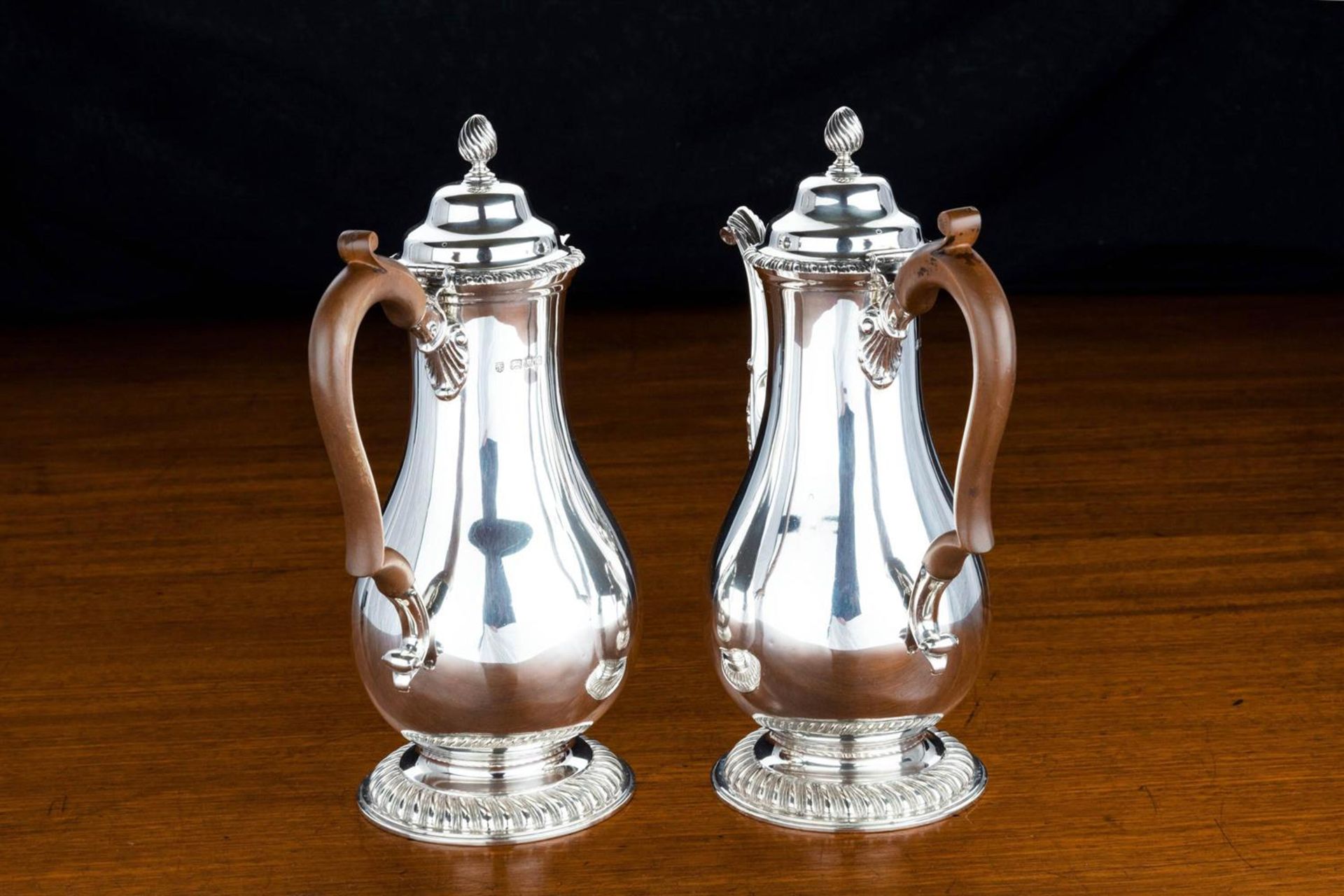 A SILVER COFFEE POT AND HOT WATER JUG MAKER'S MARK CH JW (NOT TRACED) LONDON 1929of baluster form - Bild 4 aus 8