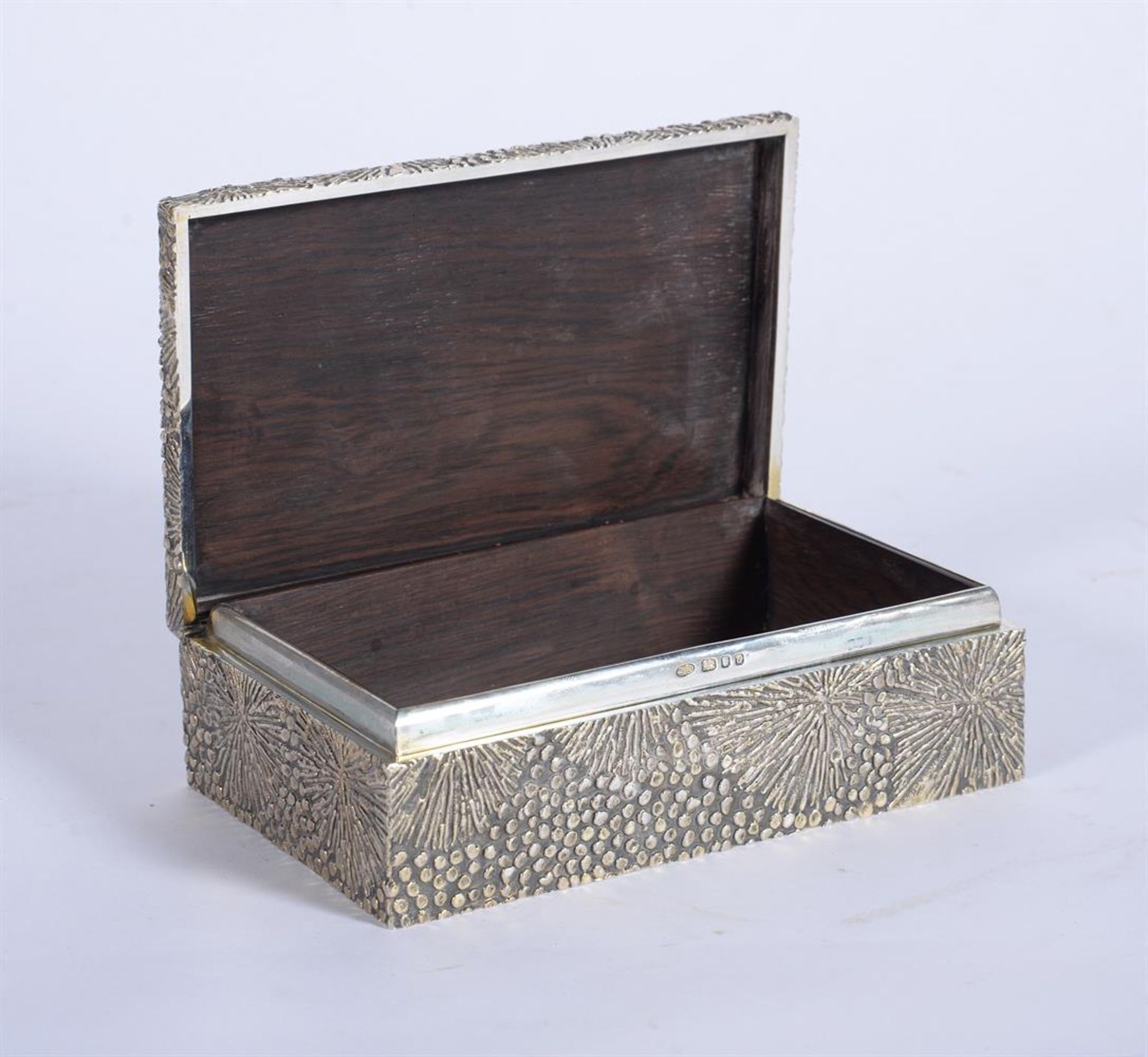 A RECTANGULAR SILVER CIGARETTE BOX, STUART DEVLIN, LONDON 1969 - Bild 3 aus 4