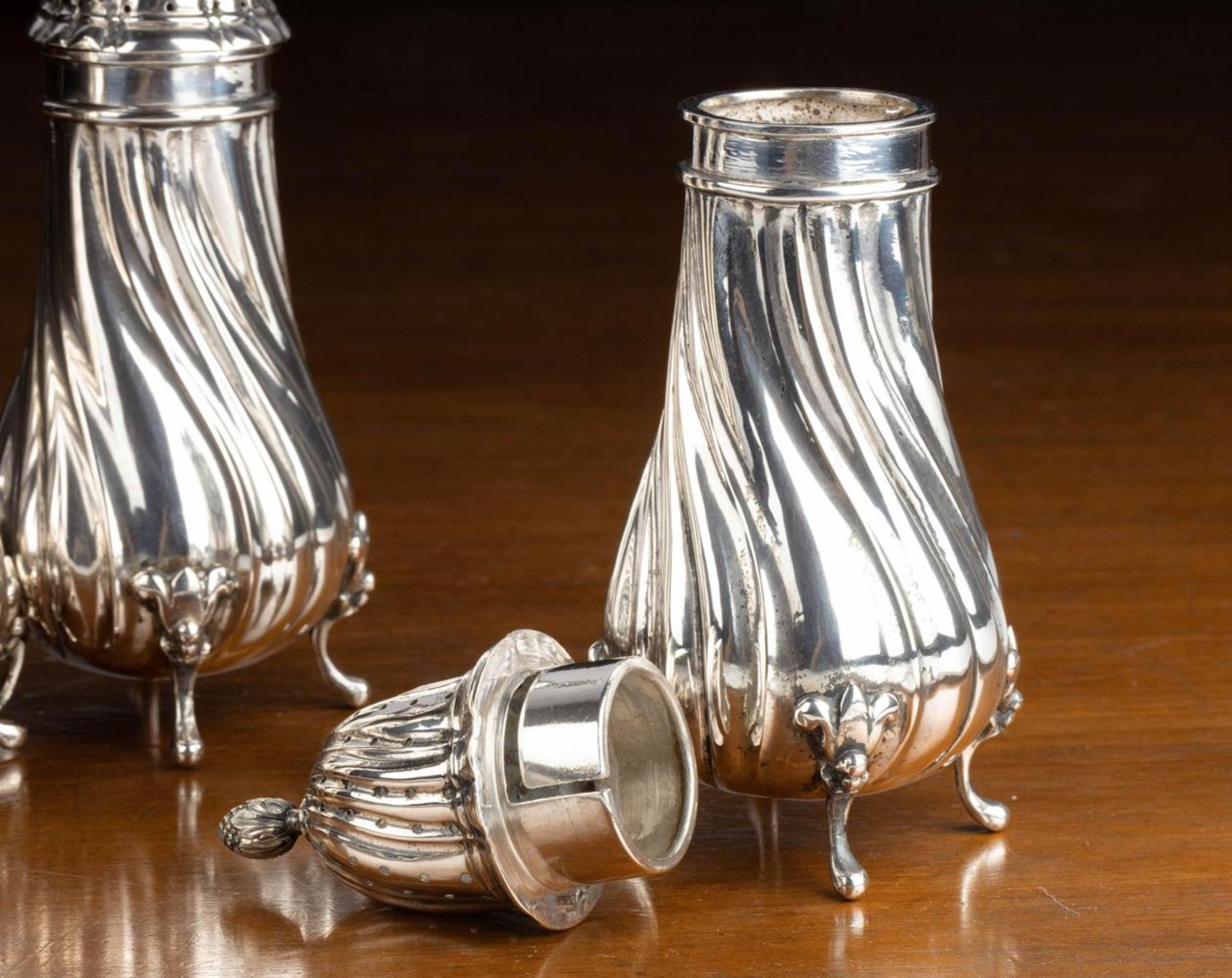 A MATCHED SET OF 6 CONTINENTAL SILVER COLOURED SUGAR CASTERS, 19TH CENTURY - Bild 4 aus 13
