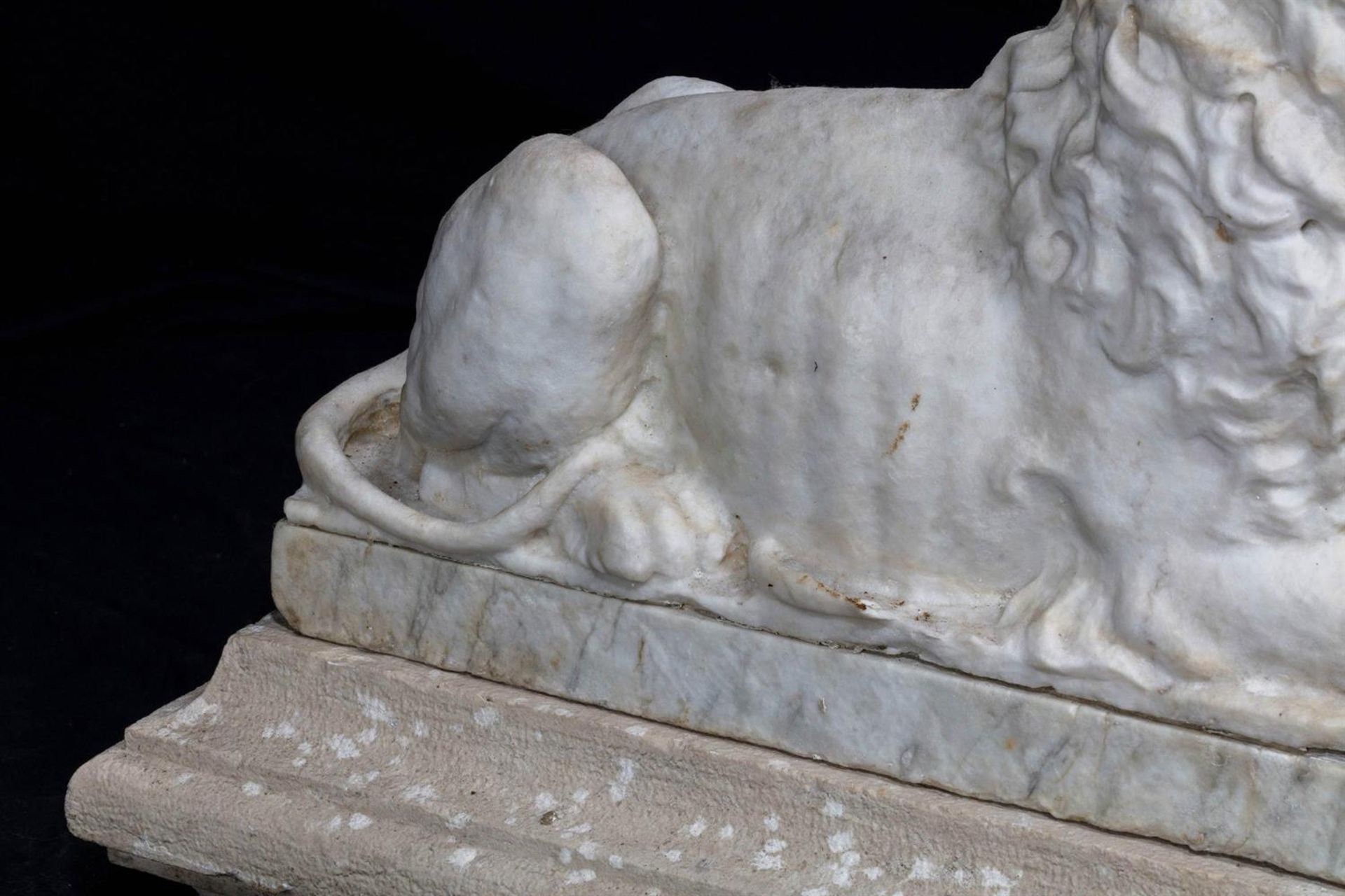 A PAIR OF CARVED MARBLE LIONS, PROBABLY EARLY 19TH CENTURY - Bild 6 aus 6
