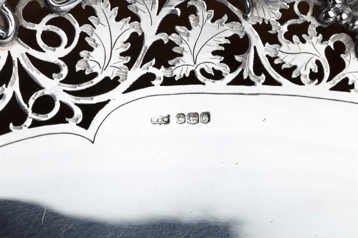 A PIERCED SILVER PEDESTAL DISH, MAPPIN AND WEBB, SHEFFIELD 1920 - Image 4 of 6