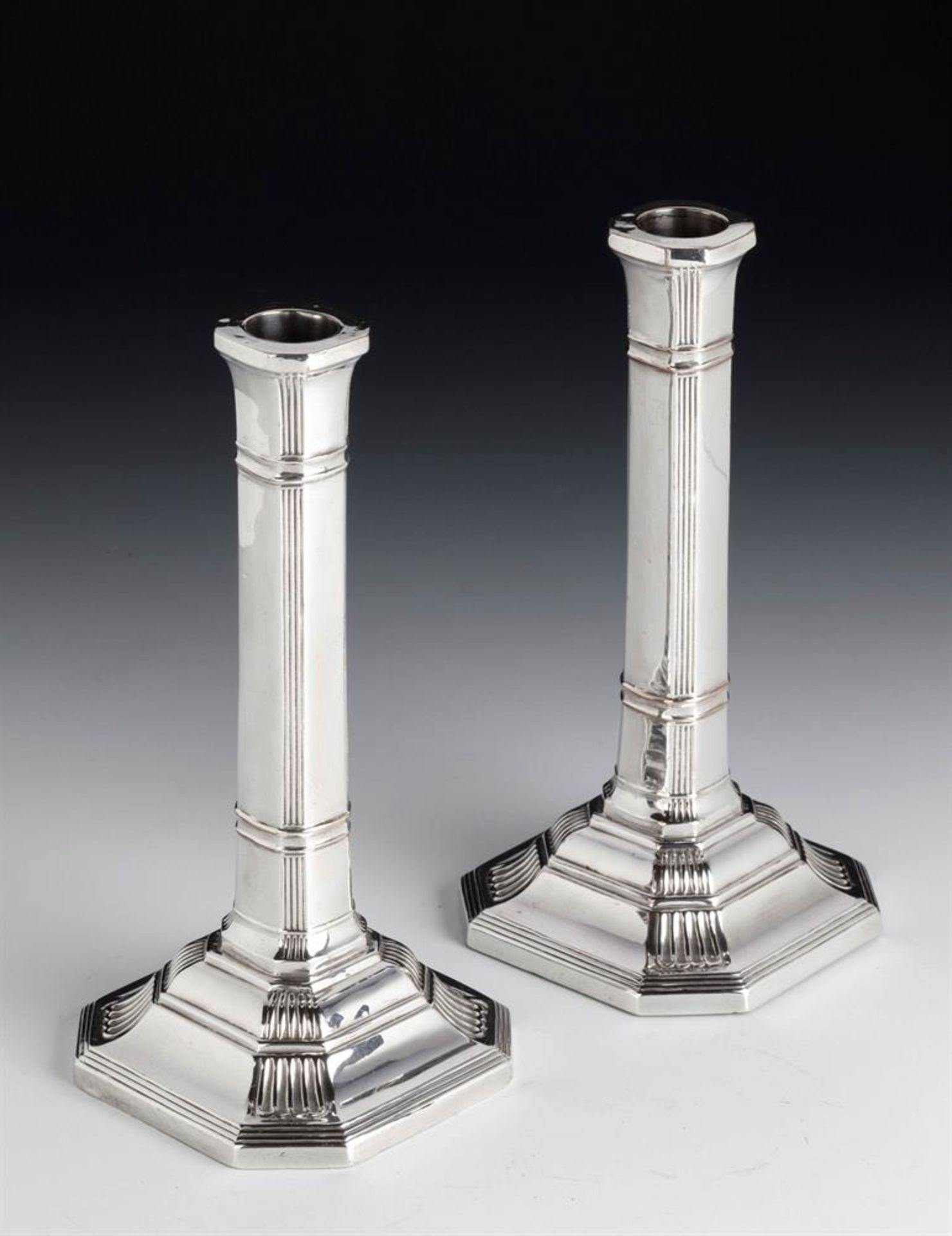 A PAIR OF VICTORIAN SILVER CANDLESTICKS, EDWARD HUTTON, LONDON 1886 - Bild 3 aus 3