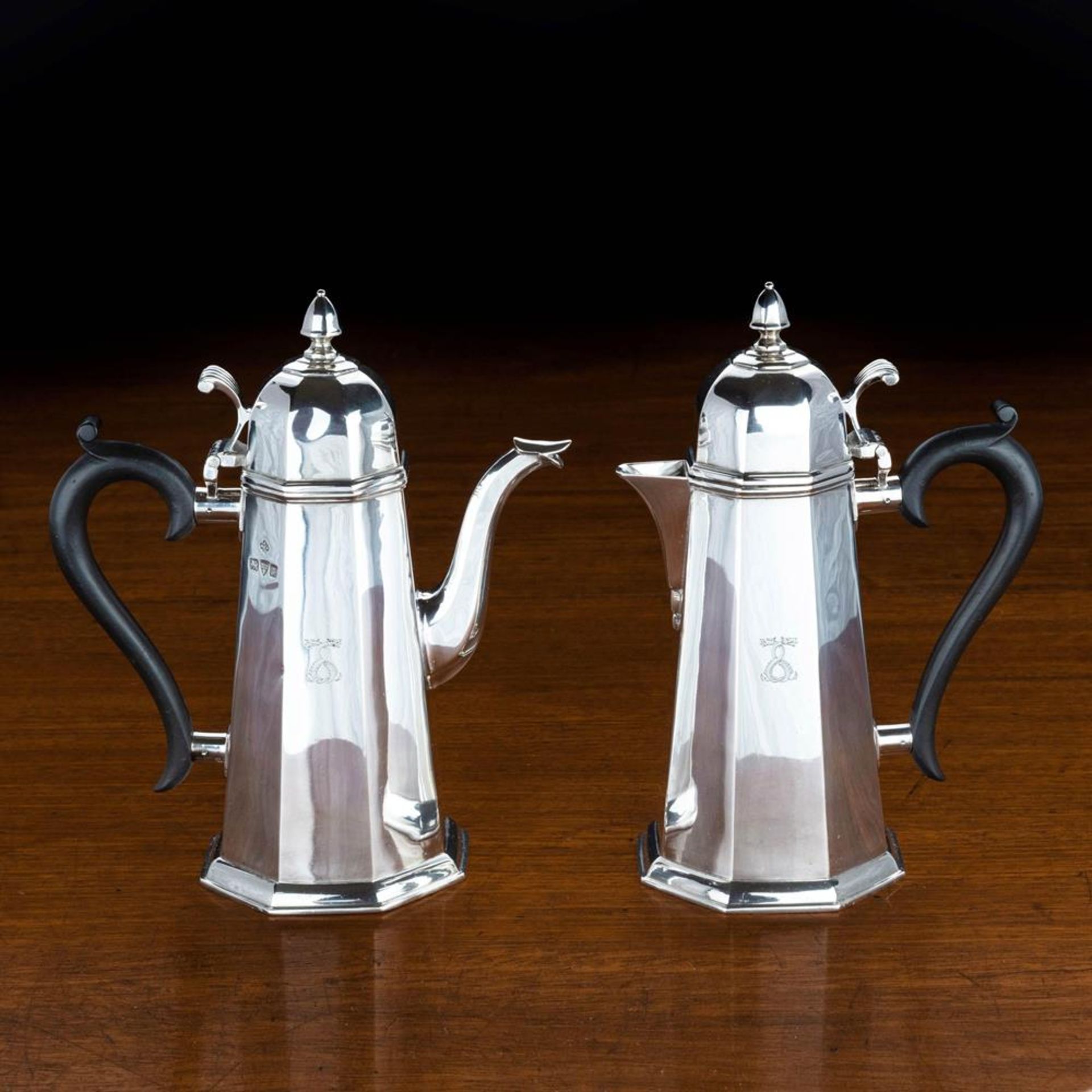 A QUEEN ANNE STYLE SILVER COFFEE POT AND HOT WATER JUGJAY, RICHARD ATTENBOROUGH CO LTD, CHESTER 1924 - Bild 6 aus 12