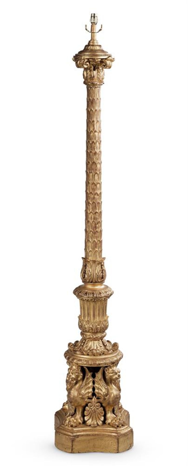 AN ORNATE CARVED GILTWOOD STANDARD LAMP, IN CLASSICAL STYLE, EARLY 20TH CENTURY