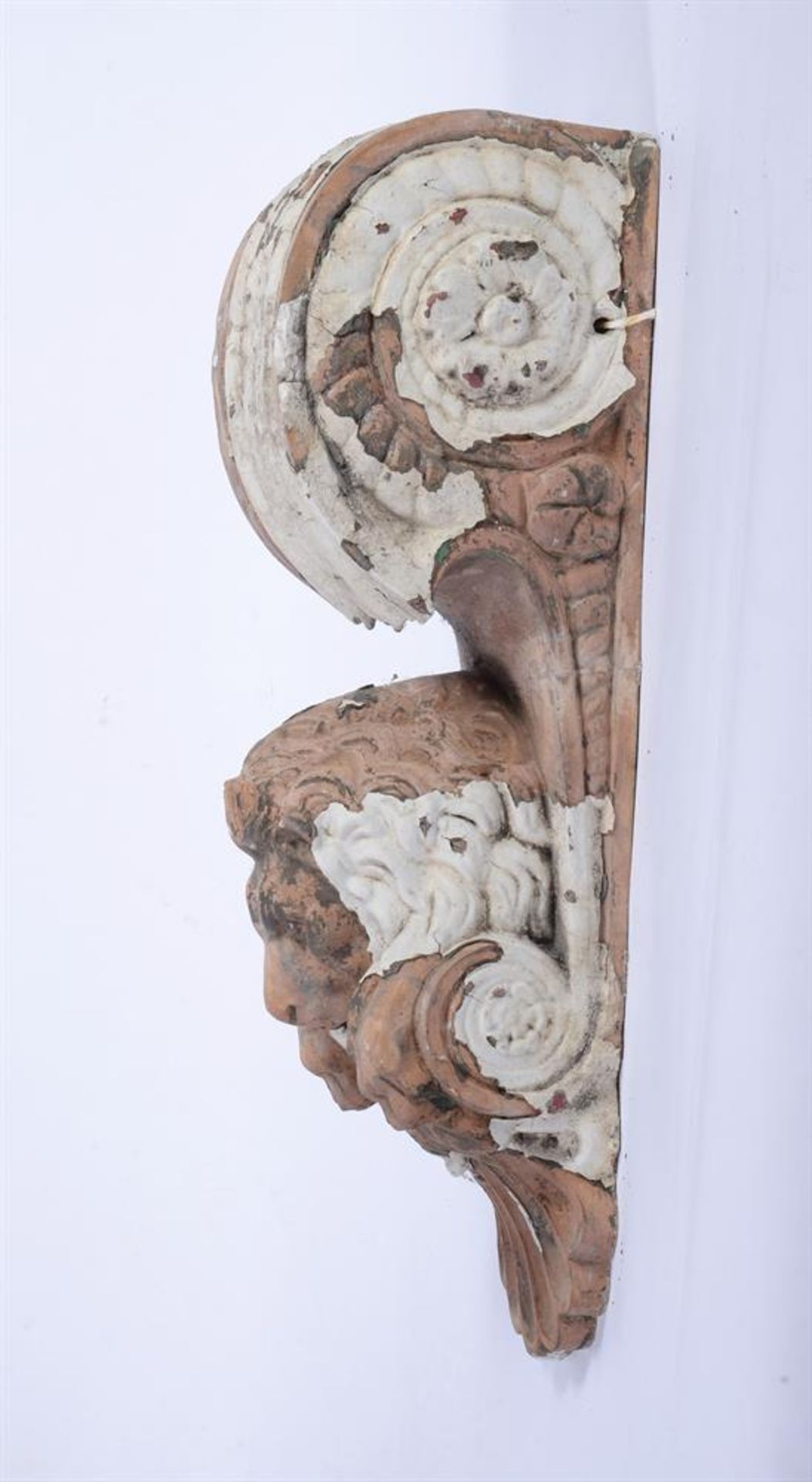 A PAIR OF PAINTED TERRACOTTA WALL CORBELS, IN THE NEOCLASSICAL TASTE, 20TH CENTURY - Bild 3 aus 3