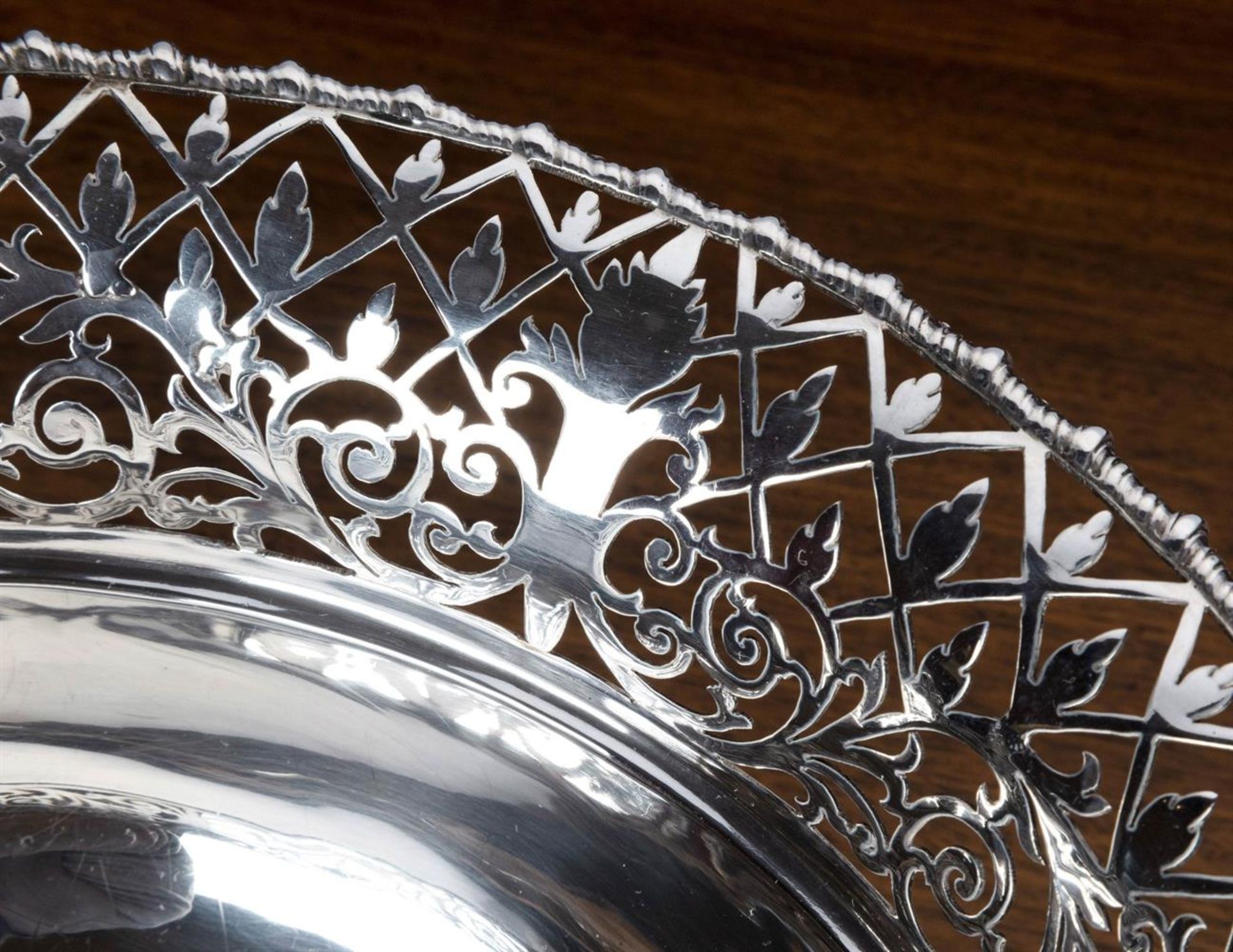 A SILVER CIRCULAR PIECED SILVER BOWL, JAMES DIXON AND SONS, SHEFFIELD 1916 - Bild 4 aus 8