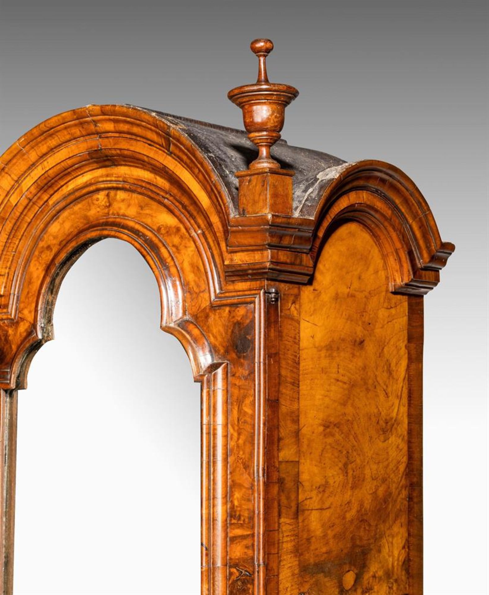 A QUEEN ANNE FIGURED WALNUT AND FEATHER BANDED BUREAU CABINET, CIRCA 1710 - Bild 7 aus 7