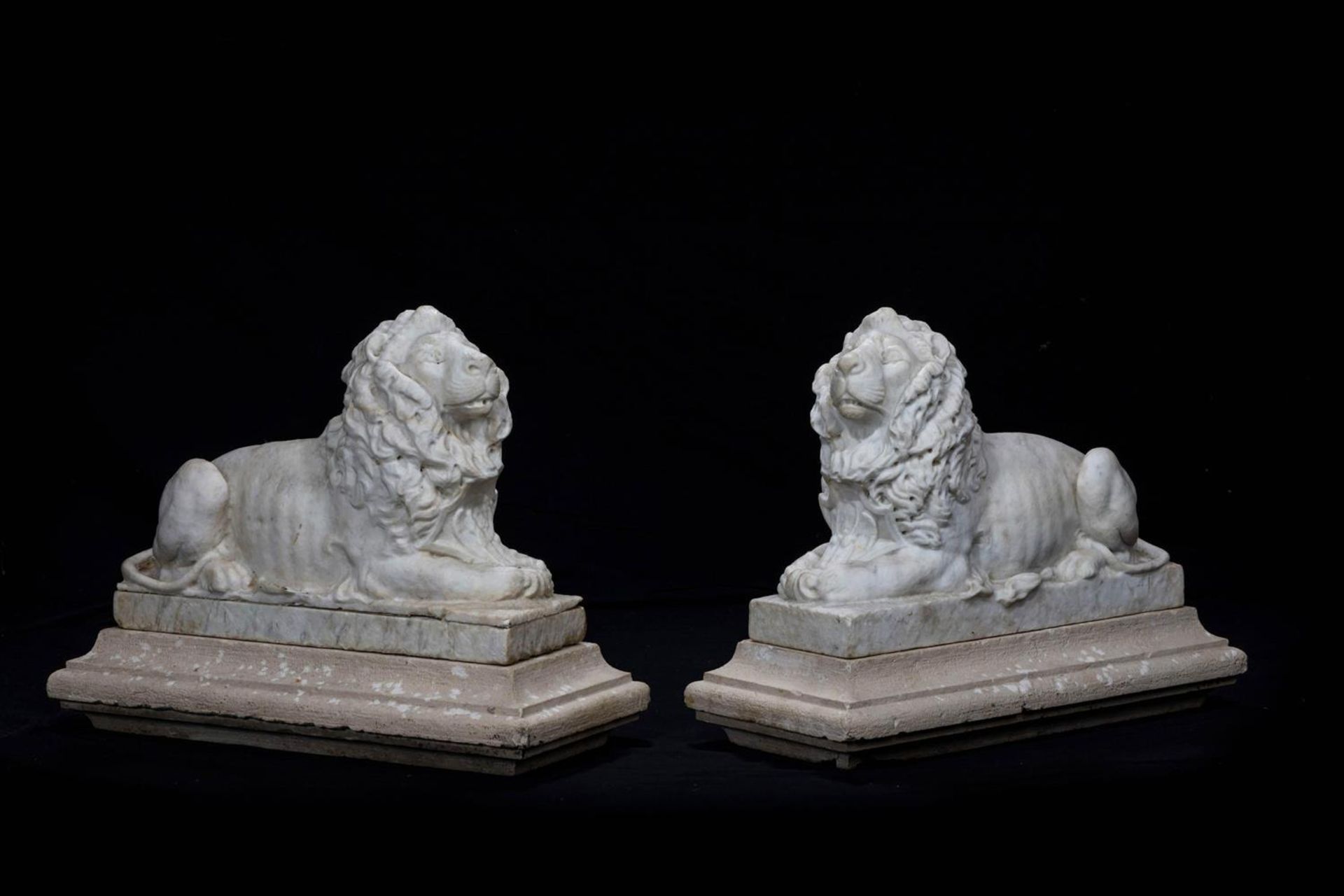 A PAIR OF CARVED MARBLE LIONS, PROBABLY EARLY 19TH CENTURY