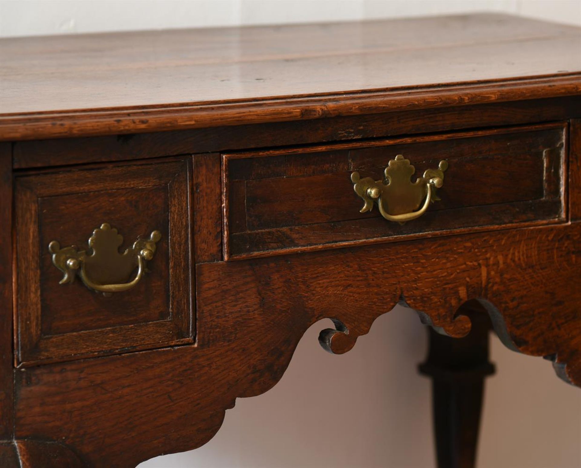 AN OAK AND CROSSBANDED SIDE TABLE, SECOND QUARTER 18TH CENTURY - Bild 2 aus 3