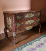 AN ITALIAN POLYCHROME PAINTED AND PARCEL GILT SERPENTINE FRONTED COMMODE, LATE 18TH/EARLY 19TH CENTU