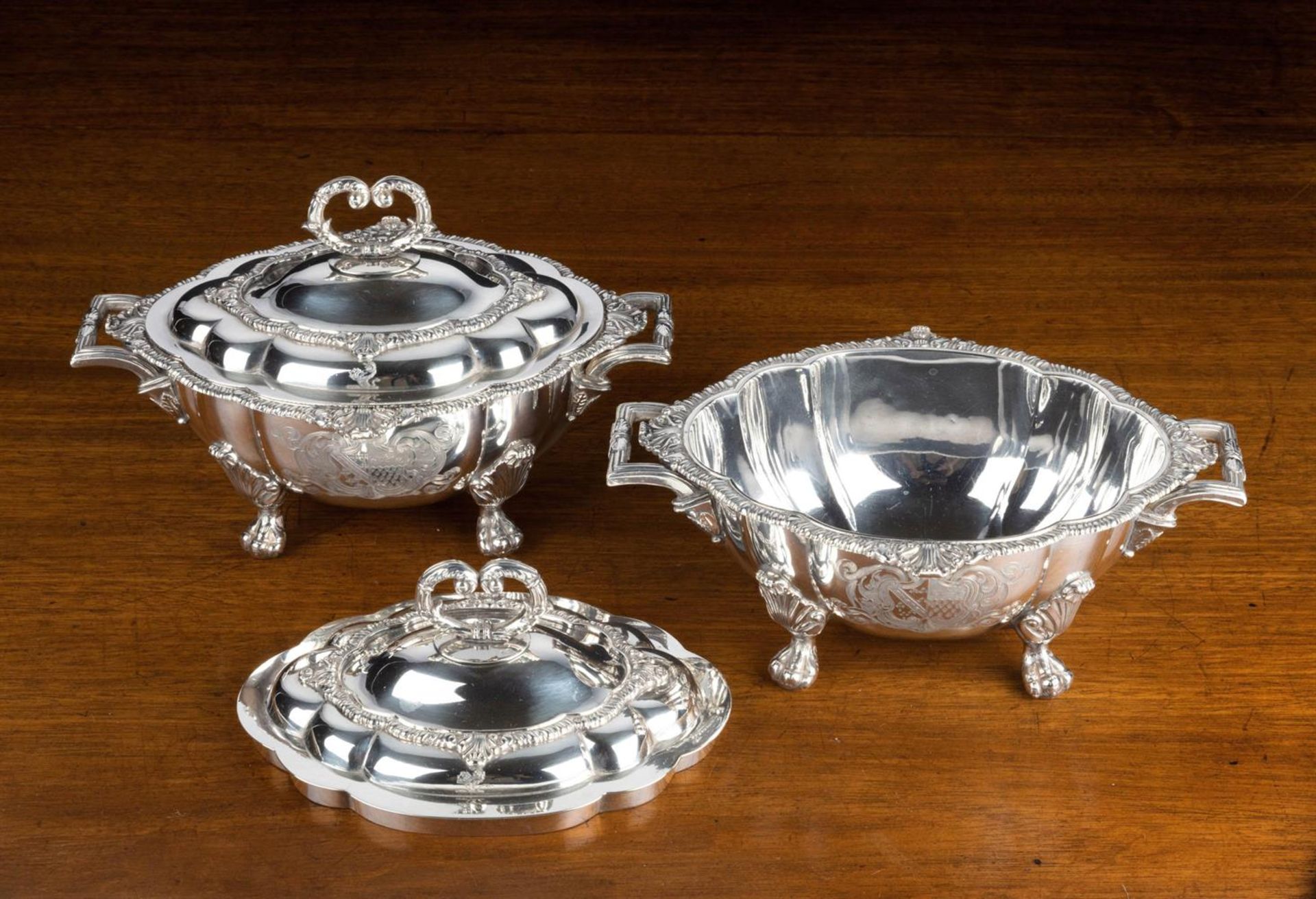 A PAIR OF GEORGE IV SILVER SAUCE TUREENS AND COVERS, ROBERT HENNELL, LONDON 1817 - Bild 4 aus 8