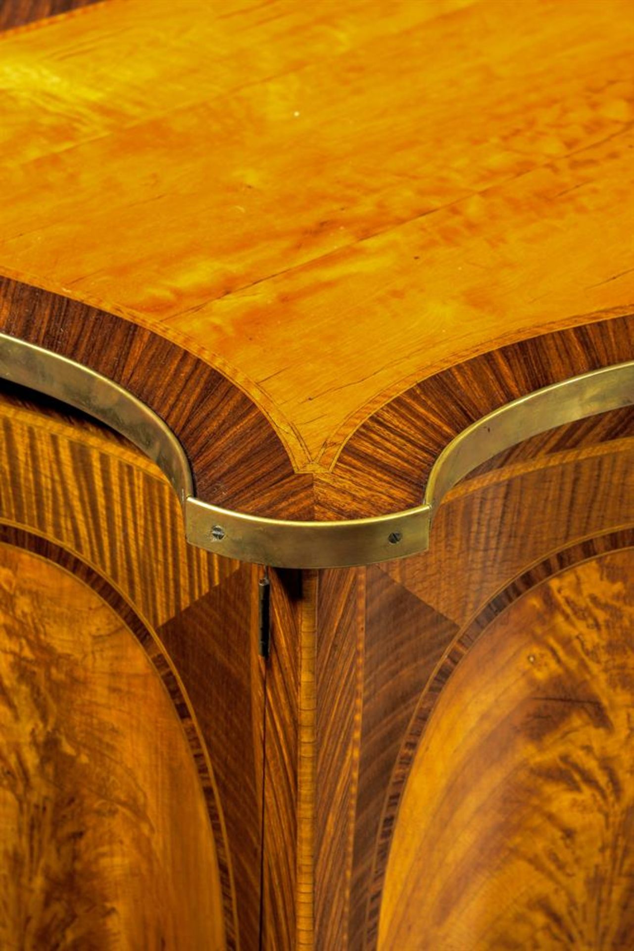 Y A PAIR OF TULIPWOOD AND HAREWOOD SERPENTINE COMMODES, IN GEORGE III STYLE - Bild 2 aus 3