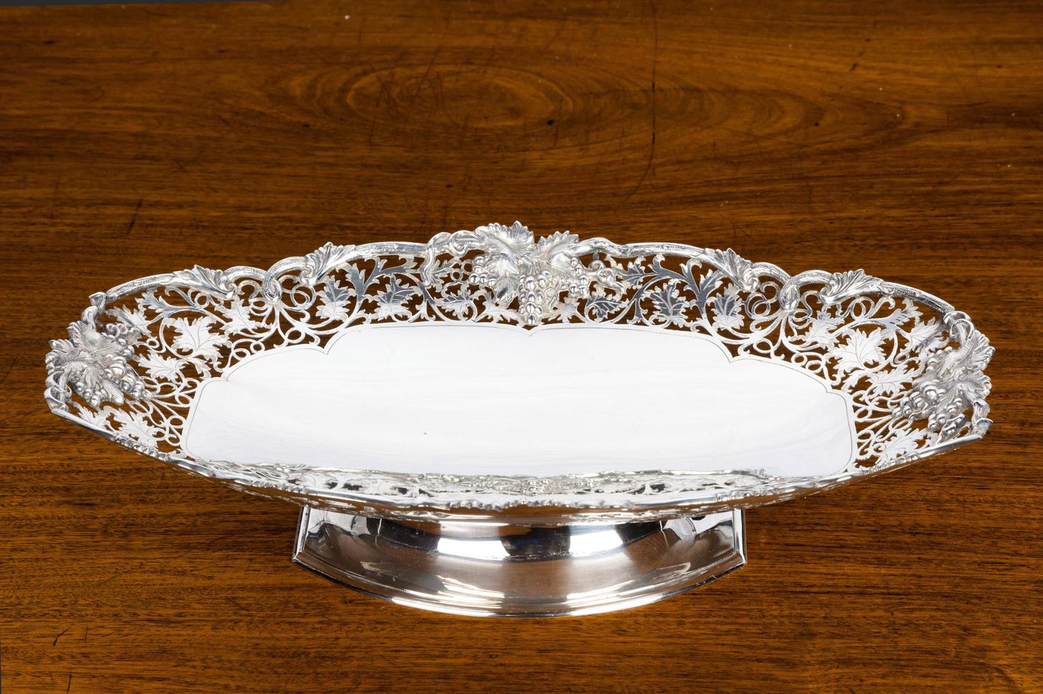 A PIERCED SILVER PEDESTAL DISH, MAPPIN AND WEBB, SHEFFIELD 1920 - Image 3 of 6