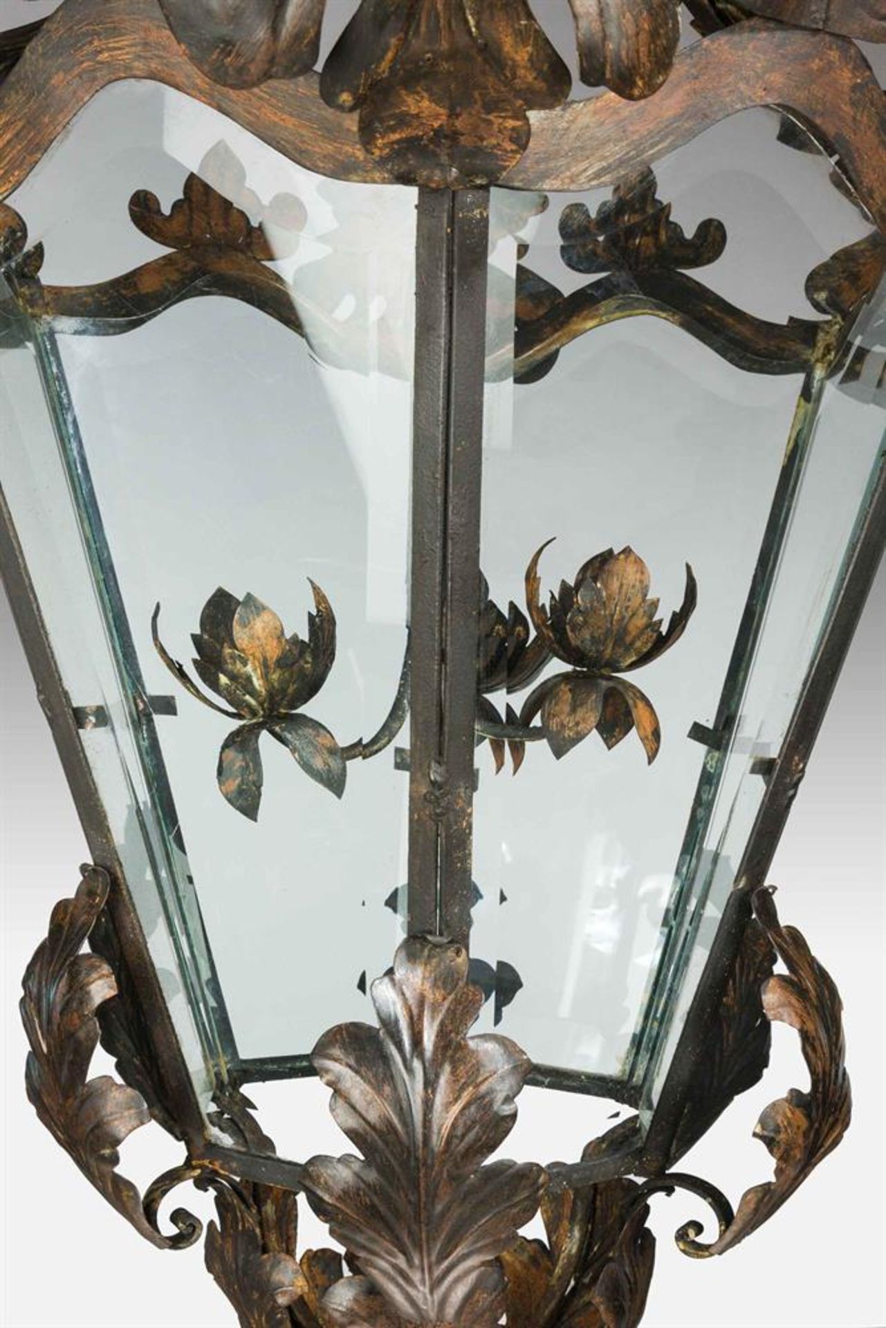 A PAIR OF TOLE FRAMED GLAZED LANTERNS, 20TH CENTURY IN THE ITALIAN 18TH CENTURY STYLE - Image 4 of 5