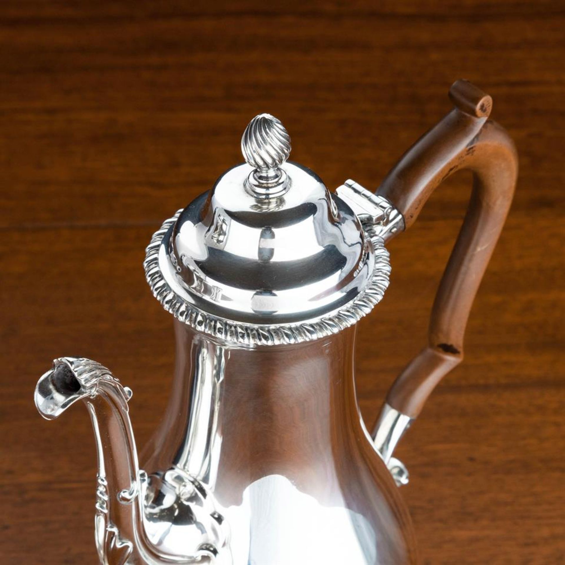 A SILVER COFFEE POT AND HOT WATER JUG MAKER'S MARK CH JW (NOT TRACED) LONDON 1929of baluster form - Bild 6 aus 8