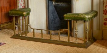 A BRASS AND STUDDED GREEN LEATHER UPHOLSTERED CLUB FENDER, 20TH CENTURY