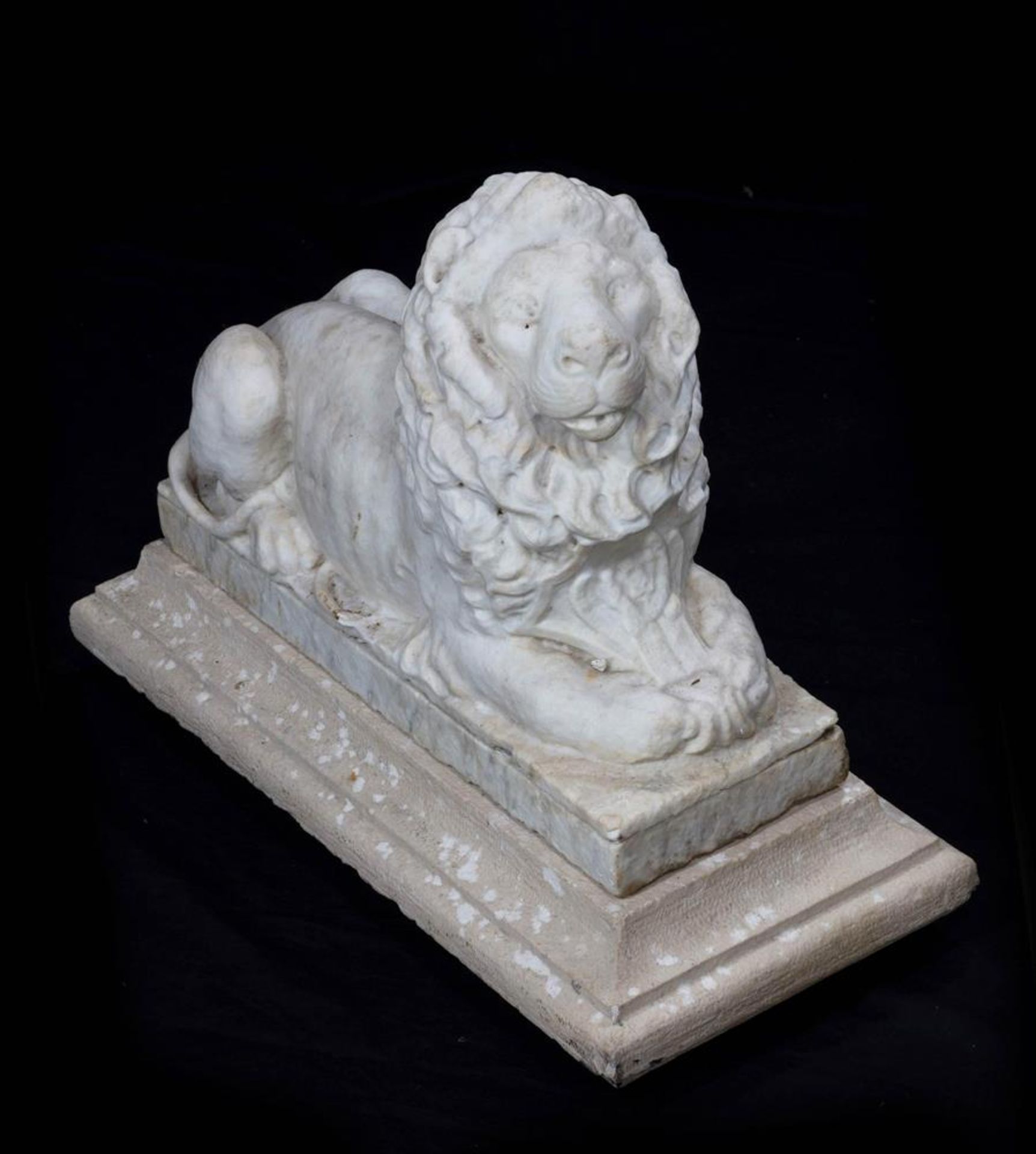 A PAIR OF CARVED MARBLE LIONS, PROBABLY EARLY 19TH CENTURY - Bild 3 aus 6