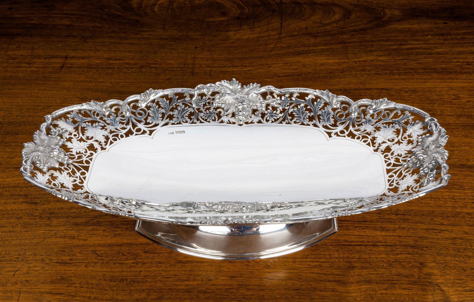 A PIERCED SILVER PEDESTAL DISH, MAPPIN AND WEBB, SHEFFIELD 1920 - Image 2 of 6