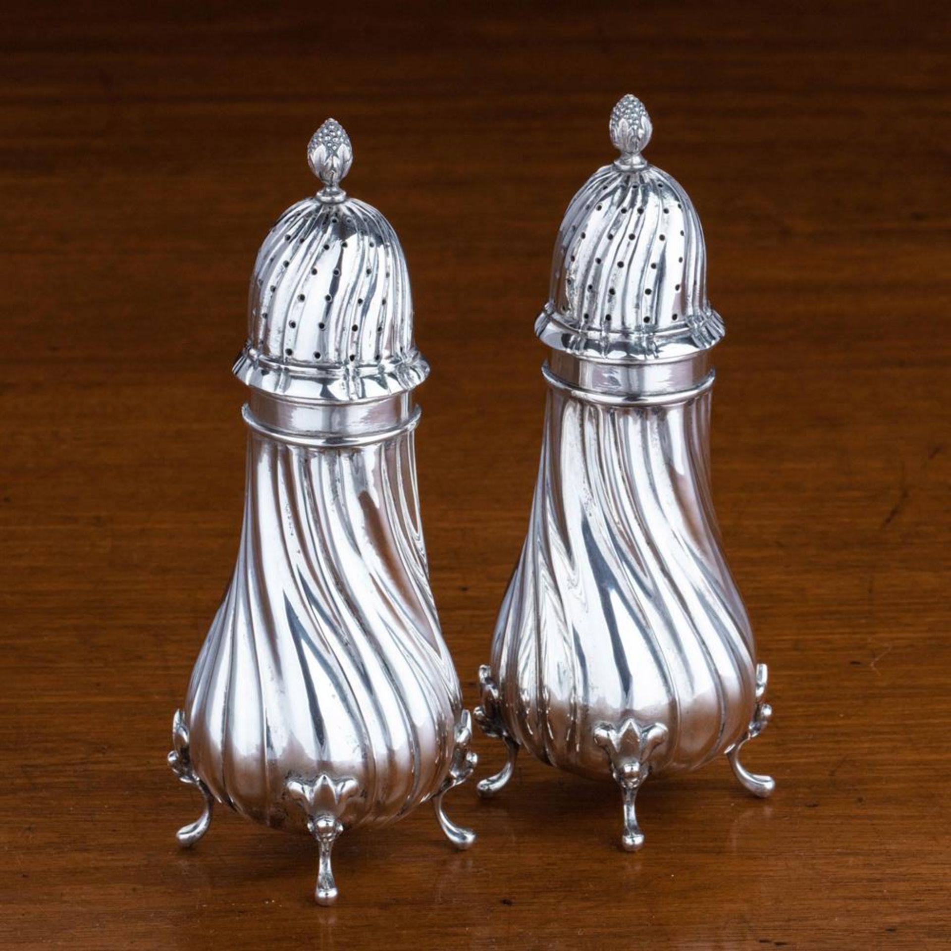 A MATCHED SET OF 6 CONTINENTAL SILVER COLOURED SUGAR CASTERS, 19TH CENTURY - Bild 7 aus 13