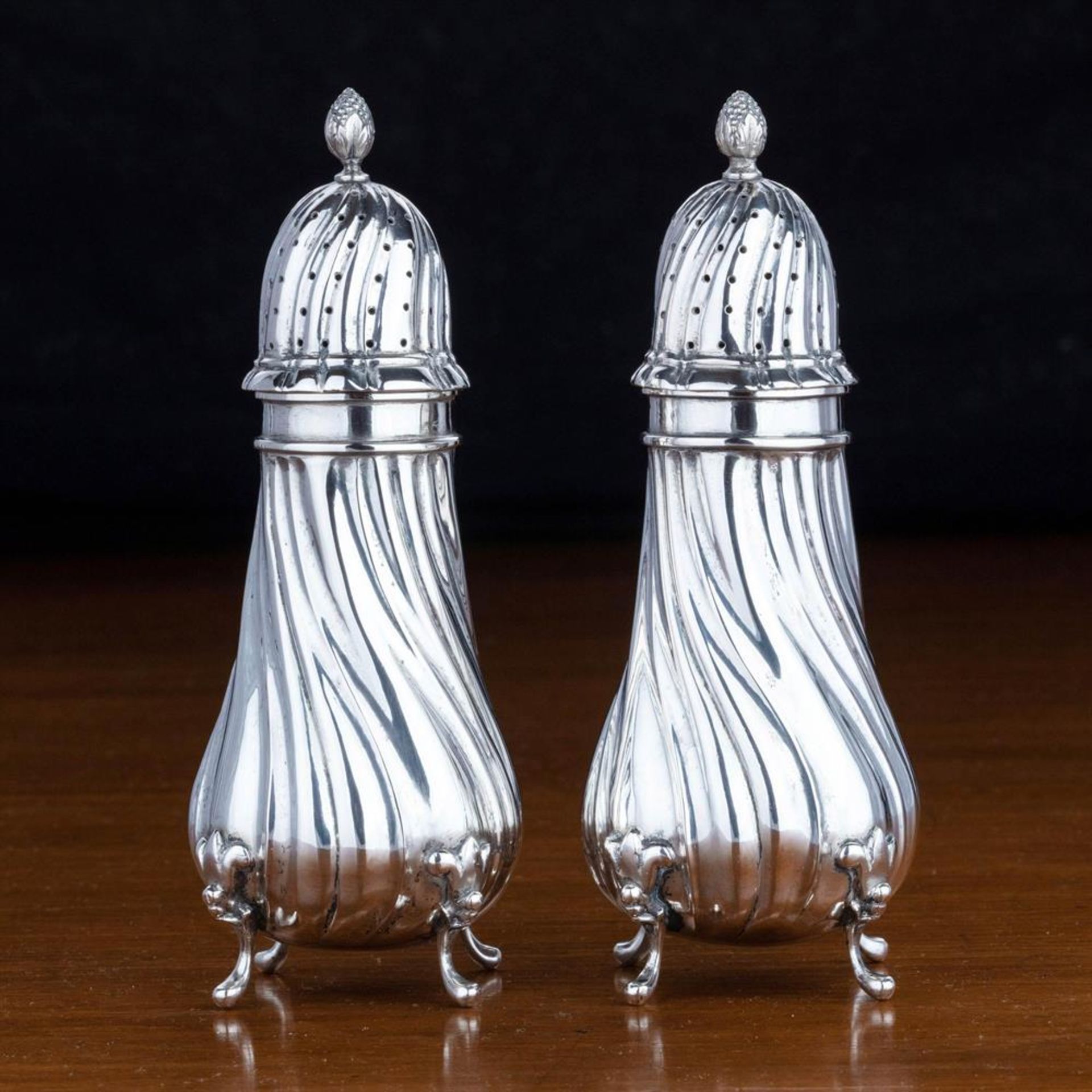 A MATCHED SET OF 6 CONTINENTAL SILVER COLOURED SUGAR CASTERS, 19TH CENTURY - Bild 8 aus 13