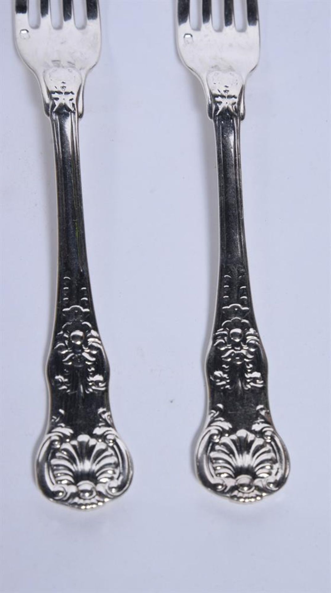 A FRENCH SILVER COLOURED PART TABLE SERVICE OF QUEENS PATTERN FLATWARE, 20th CENTURY - Bild 7 aus 7