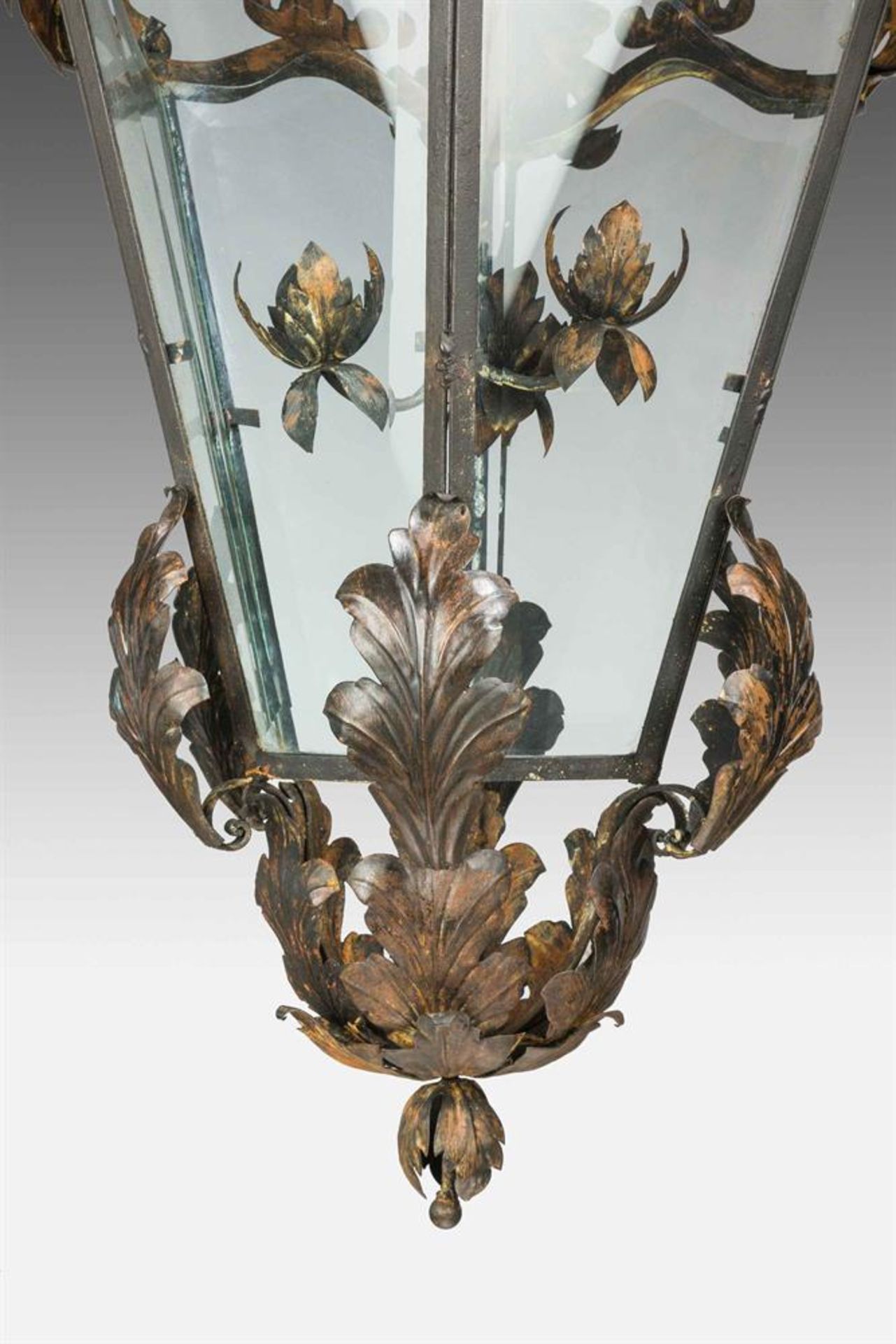 A PAIR OF TOLE FRAMED GLAZED LANTERNS, 20TH CENTURY IN THE ITALIAN 18TH CENTURY STYLE - Image 5 of 5