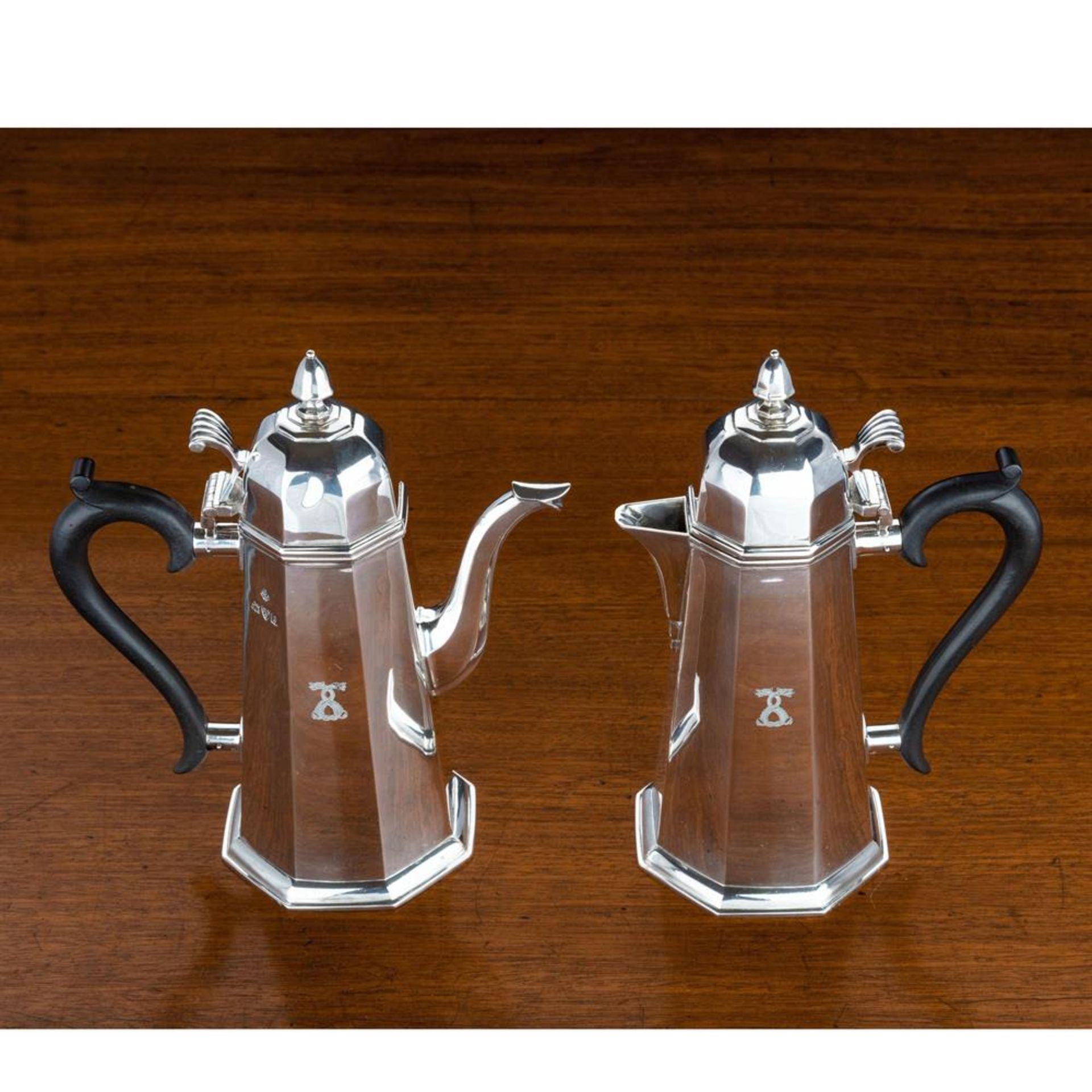 A QUEEN ANNE STYLE SILVER COFFEE POT AND HOT WATER JUGJAY, RICHARD ATTENBOROUGH CO LTD, CHESTER 1924 - Bild 8 aus 12