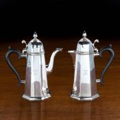 A QUEEN ANNE STYLE SILVER COFFEE POT AND HOT WATER JUGJAY, RICHARD ATTENBOROUGH CO LTD, CHESTER 1924