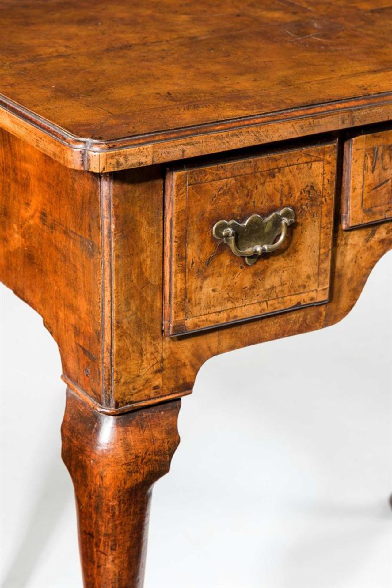 A GEORGE I WALNUT AND CROSSBANDED SIDE TABLE, CIRCA 1720 - Bild 3 aus 3