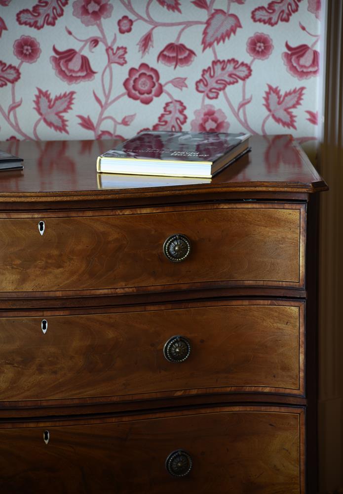 Y A GEORGE III MAHOGANY AND LINE INLAID SERPENTINE FRONTED COMMODE, CIRCA 1775 - Image 3 of 3