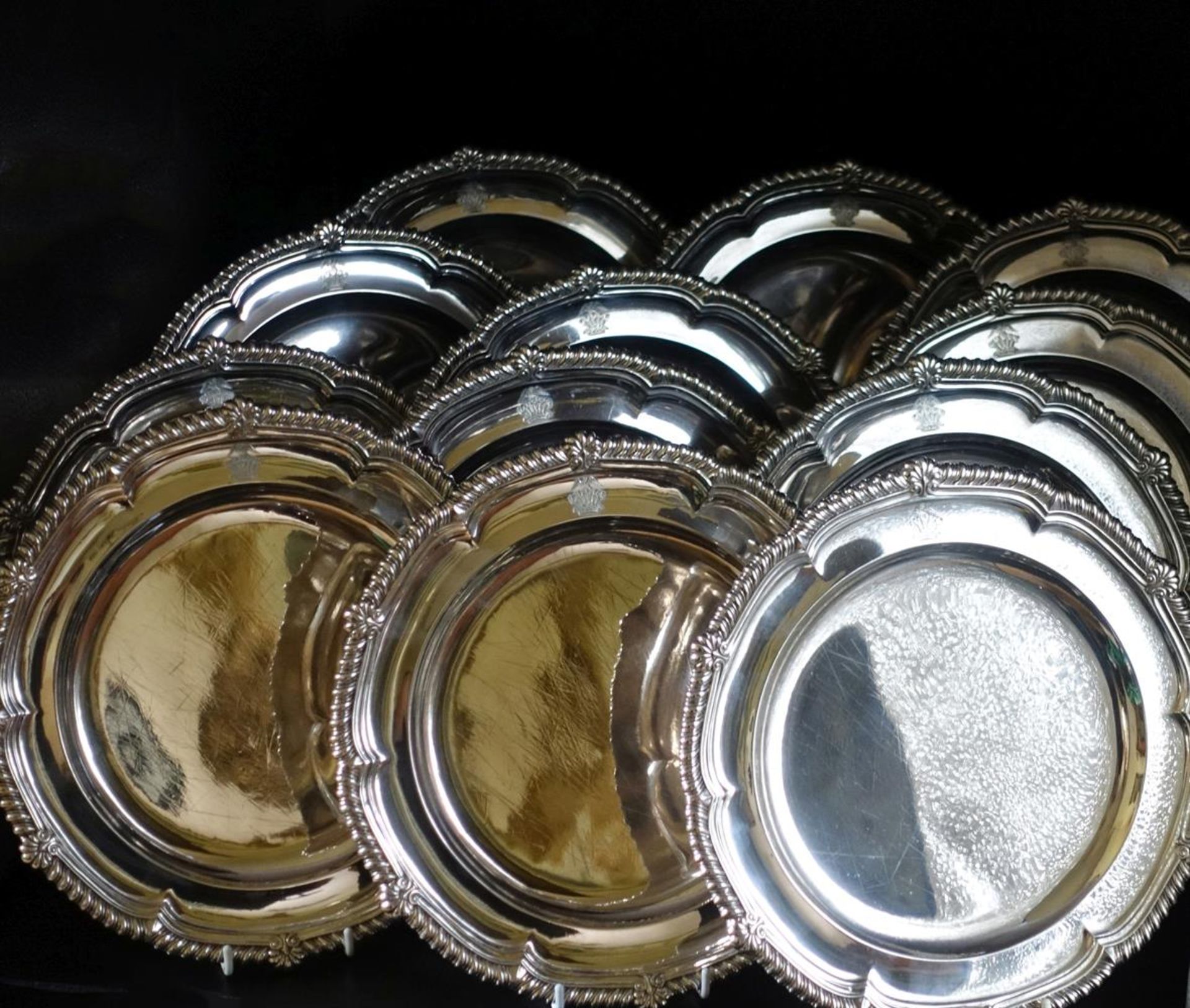 A GEORGE III SET OF TWELVE SILVER SHAPED CIRCULAR PLATES, PAUL STORR, LONDON 1813 - Bild 2 aus 5