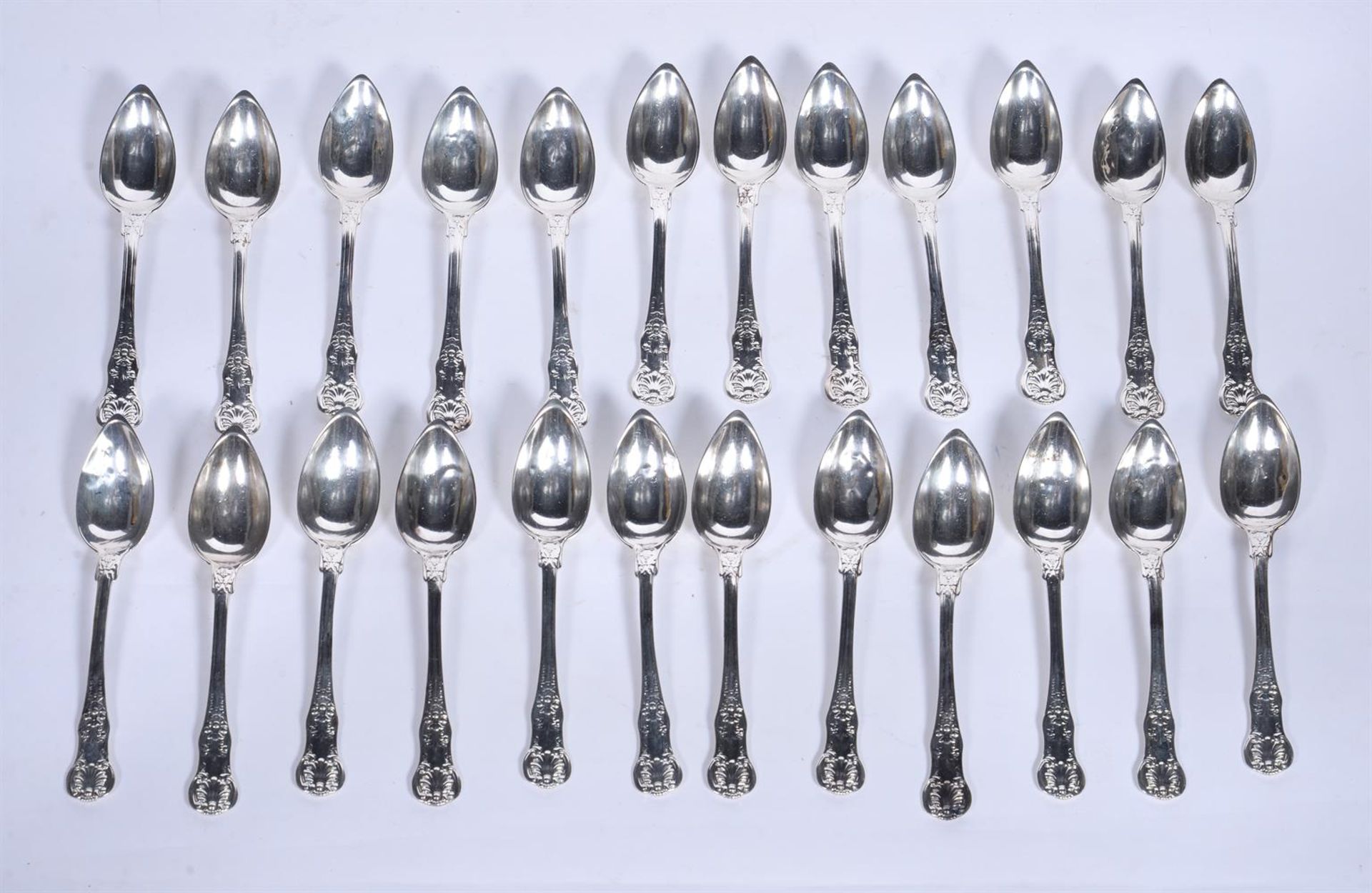 A FRENCH SILVER COLOURED PART TABLE SERVICE OF QUEENS PATTERN FLATWARE, 20th CENTURY - Bild 3 aus 7