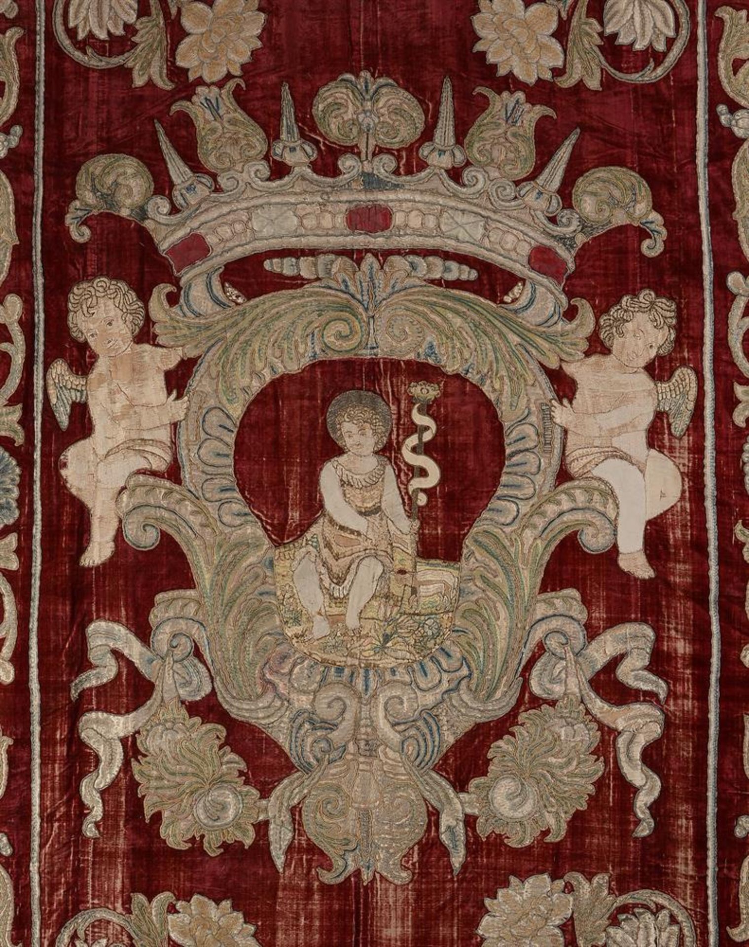 A LARGE PAIR OF METAL-THREAD EMBROIDERY APPLIED RED CUT VELVET PANELS, LATE 17TH/EARLY 18TH CENTURY - Bild 3 aus 3