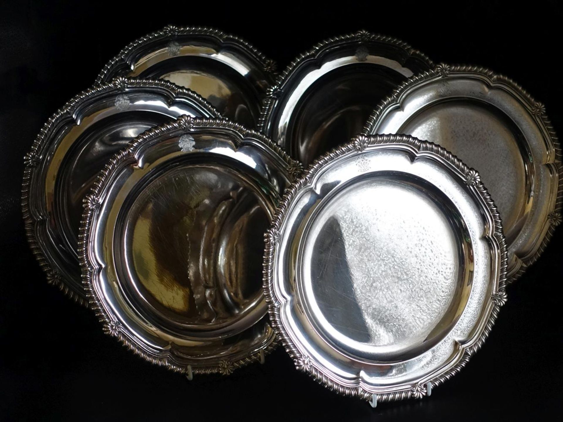 A GEORGE III SET OF TWELVE SILVER SHAPED CIRCULAR PLATES, PAUL STORR, LONDON 1813 - Bild 3 aus 5