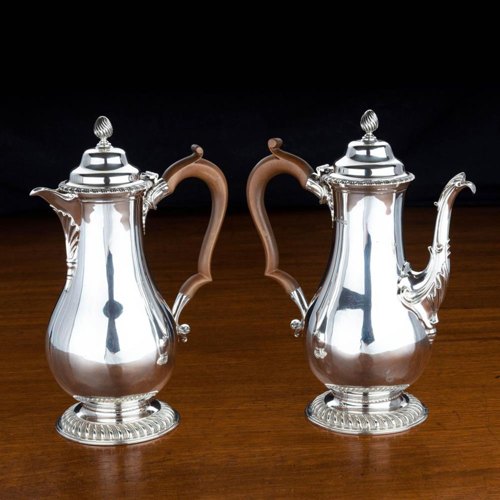 A SILVER COFFEE POT AND HOT WATER JUG MAKER'S MARK CH JW (NOT TRACED) LONDON 1929of baluster form - Bild 5 aus 8