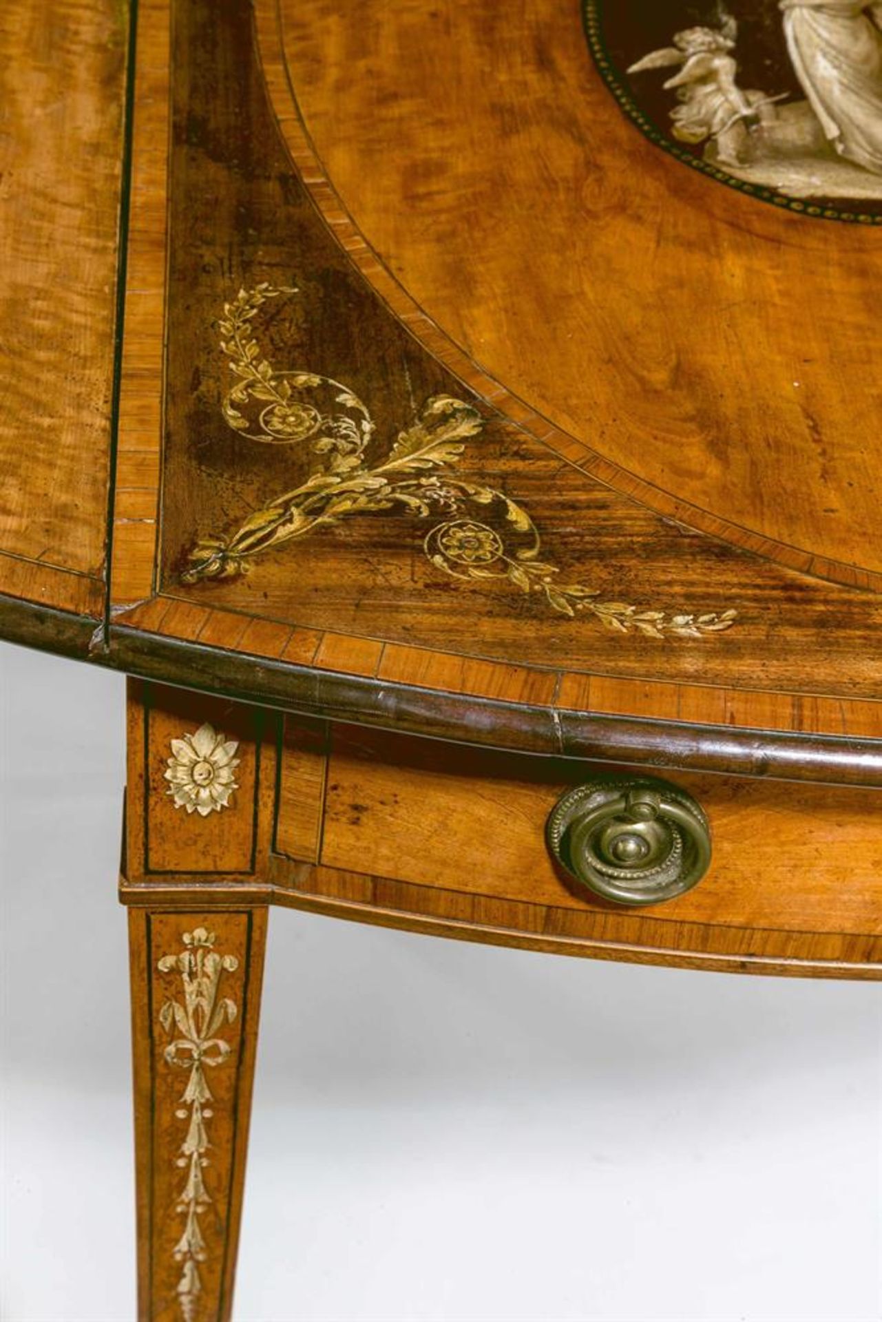Y A GEORGE III SATINWOOD AND POLYCHROME PAINTED OVAL PEMBROKE TABLE, CIRCA 1800 - Bild 3 aus 4