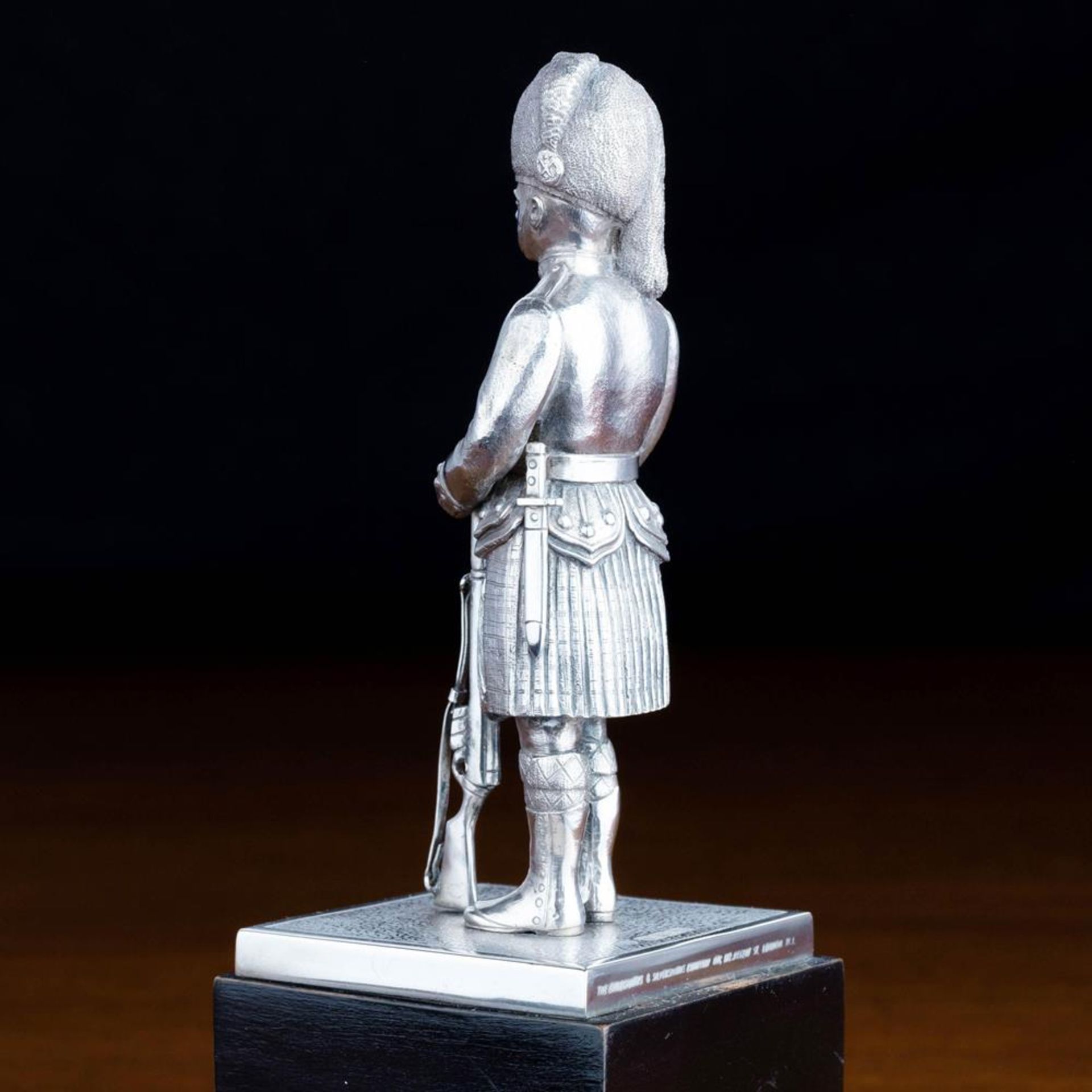 A GEORGE VI SILVER FIGURE OF A SCOTTISH BLACK WATCH INFANTRY SOLDIER - Bild 5 aus 7