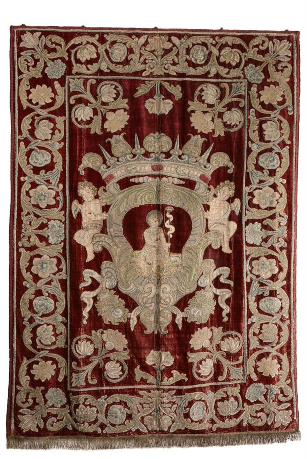 A LARGE PAIR OF METAL-THREAD EMBROIDERY APPLIED RED CUT VELVET PANELS, LATE 17TH/EARLY 18TH CENTURY - Bild 2 aus 3