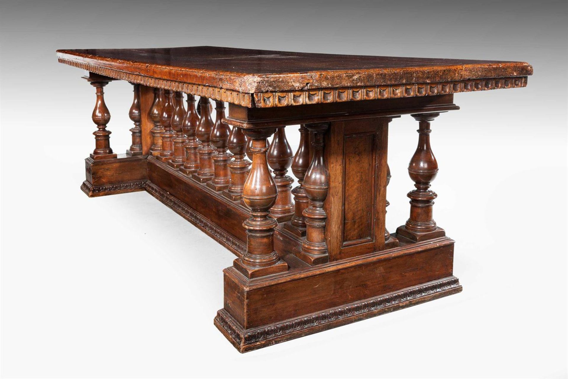 A LARGE ITALIAN CARVED WALNUT TABLE, INCORPORATING LATE 16TH/EARLY 17TH CENTURY ELEMENTS - Bild 3 aus 4