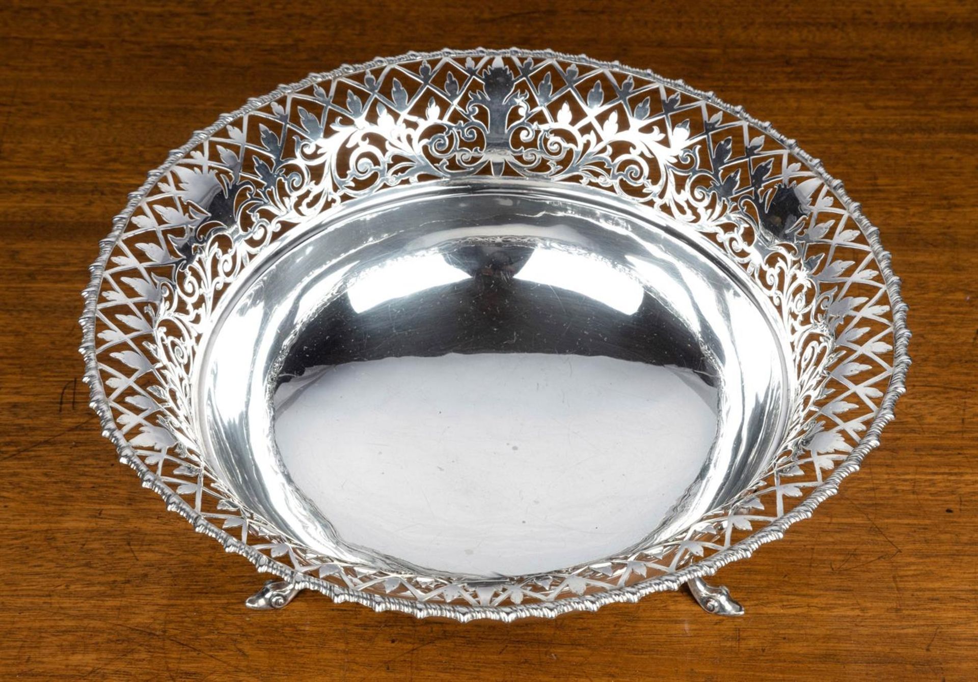 A SILVER CIRCULAR PIECED SILVER BOWL, JAMES DIXON AND SONS, SHEFFIELD 1916 - Bild 3 aus 8