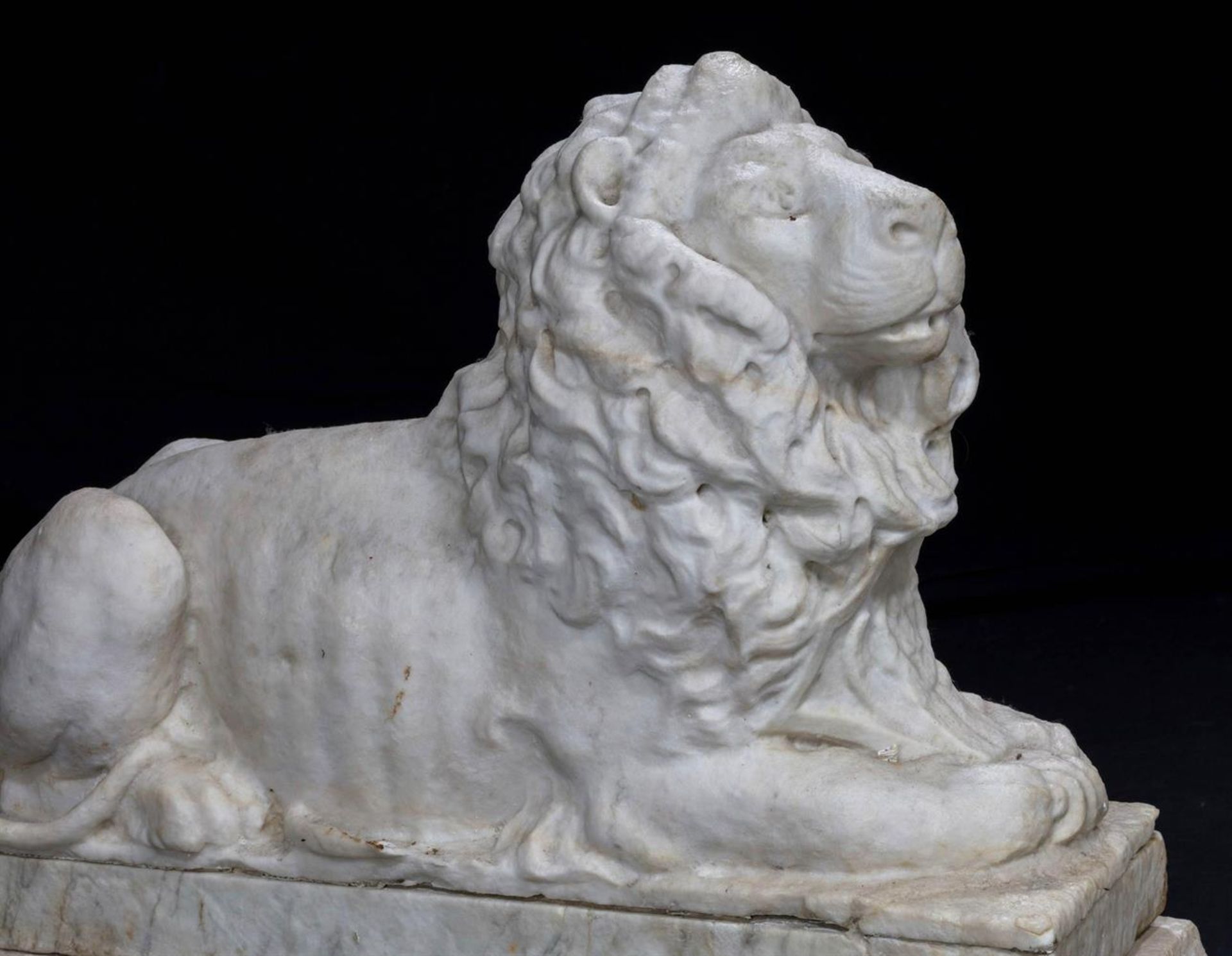 A PAIR OF CARVED MARBLE LIONS, PROBABLY EARLY 19TH CENTURY - Bild 4 aus 6