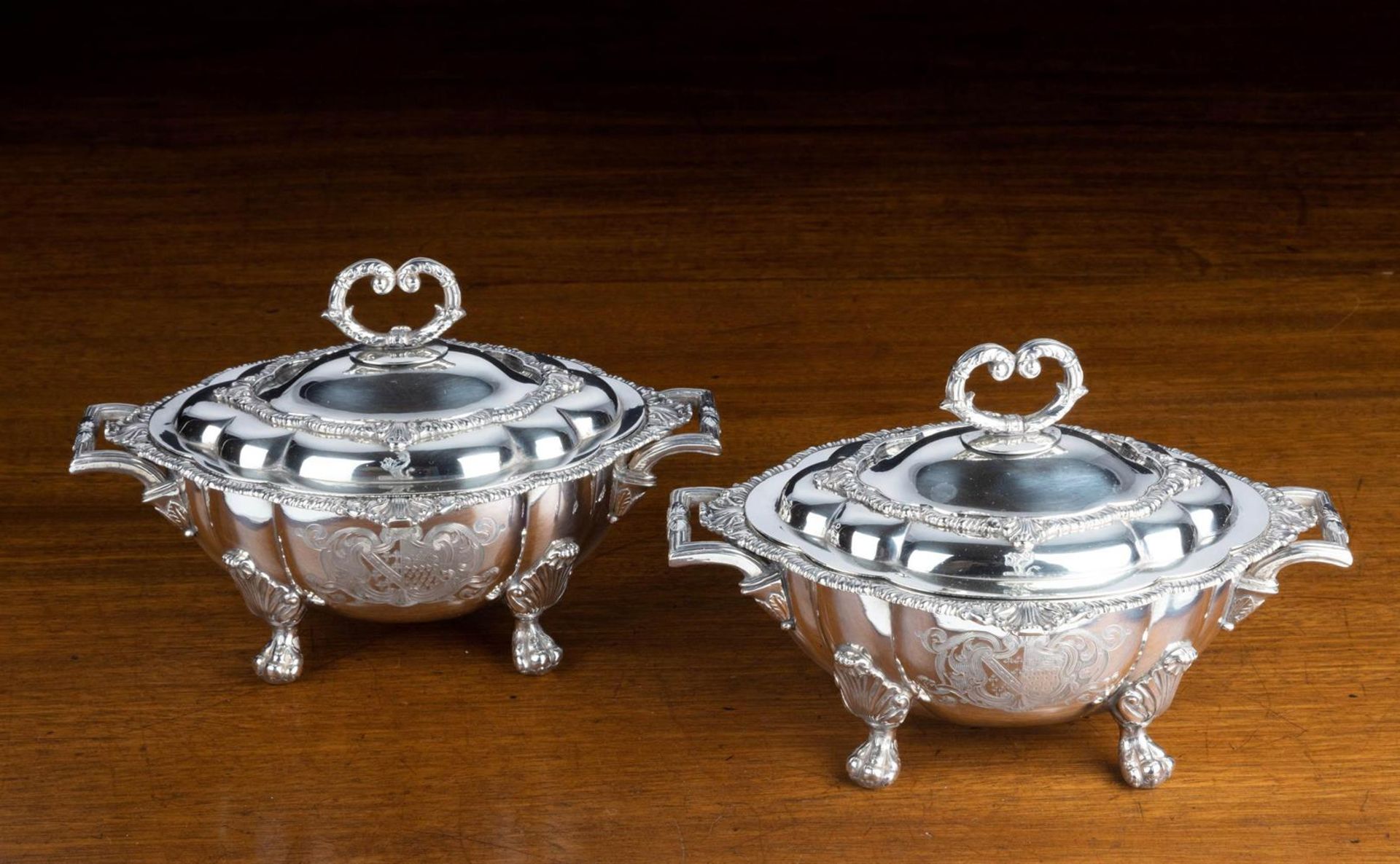 A PAIR OF GEORGE IV SILVER SAUCE TUREENS AND COVERS, ROBERT HENNELL, LONDON 1817 - Bild 2 aus 8