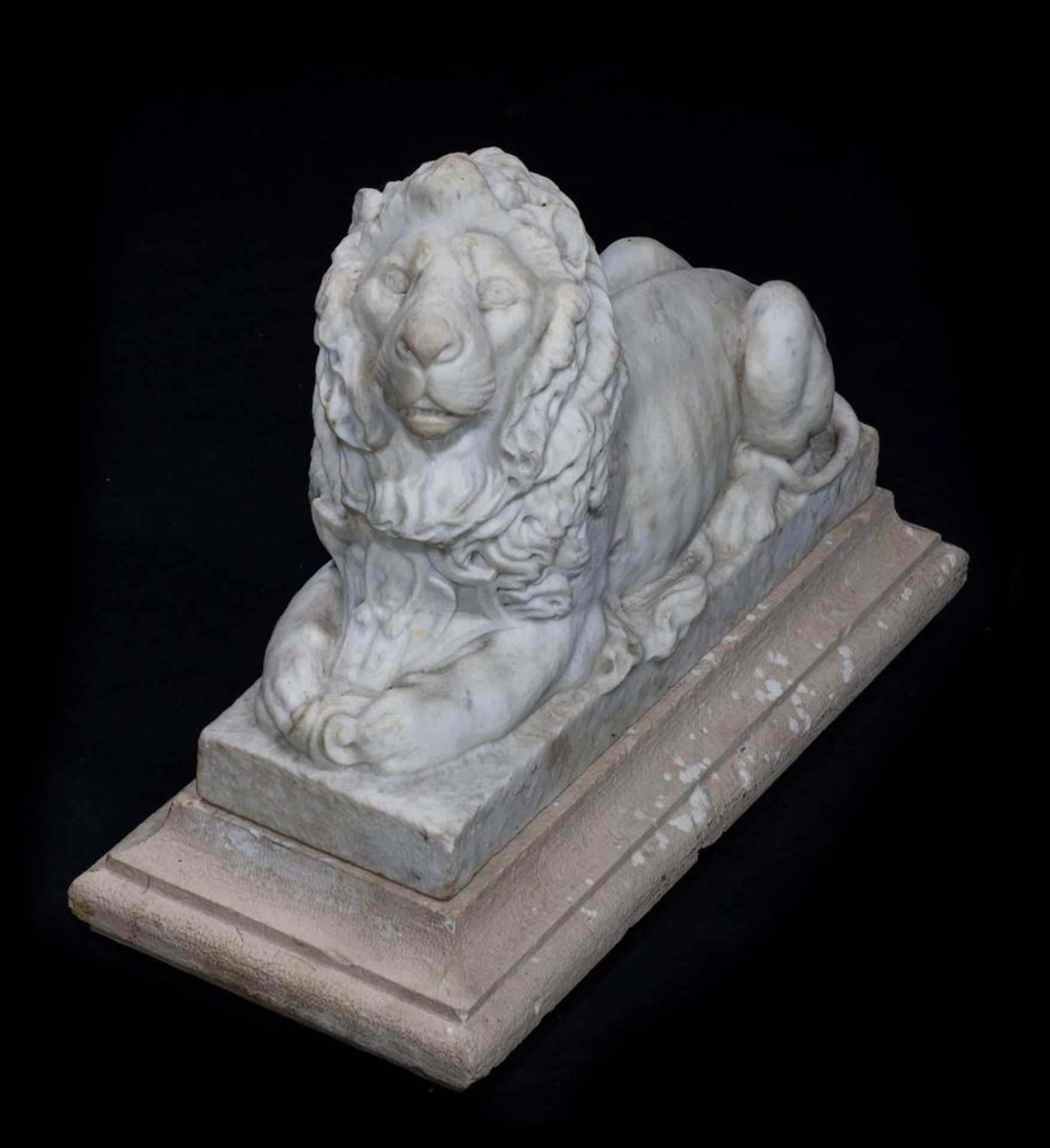 A PAIR OF CARVED MARBLE LIONS, PROBABLY EARLY 19TH CENTURY - Bild 2 aus 6