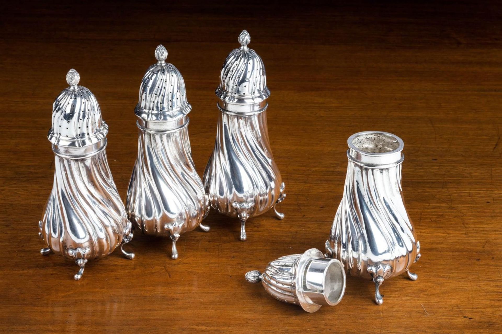A MATCHED SET OF 6 CONTINENTAL SILVER COLOURED SUGAR CASTERS, 19TH CENTURY - Bild 2 aus 13